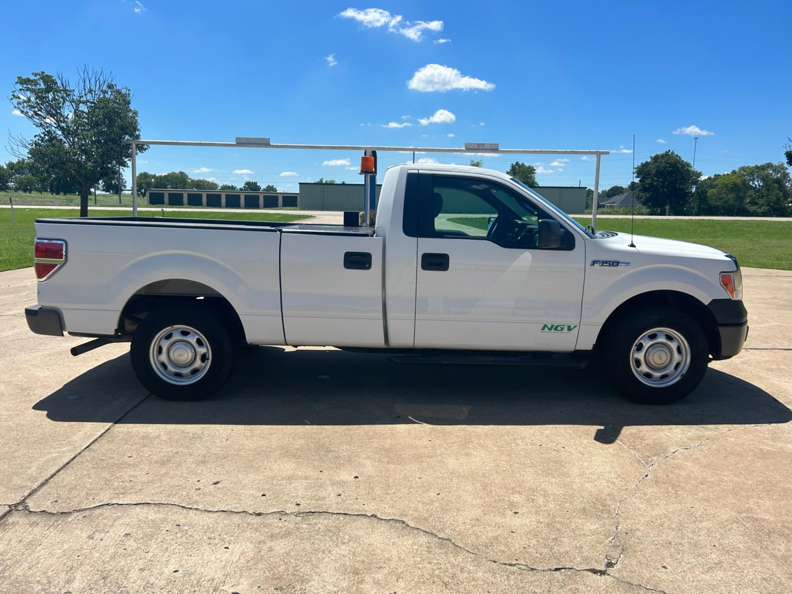 2014 White /Gray Ford F-150 STX 6.5-ft. Bed 2WD (1FTMF1CM0EK) with an 3.7L V6 DOHC 24V engine, 6-Speed Automatic transmission, located at 17760 Hwy 62, Morris, OK, 74445, (918) 733-4887, 35.609104, -95.877060 - 2014 FORD F-150 EXTENDED CAB HAS THE 3.7L V6 AND IS 2WD. THIS TRUCK IS A BI-FUEL THAT RUNS ON BOTH CNG (COMPRESSED NATURAL GAS) OR GASOLINE. FEATURES REMOTE KEYLESS ENTRY, POWER LOCKS, POWER WINDOWS, POWER MIRRORS, AM/FM STEREO, CD PLAYER, SIRIUS RADIO, AUX PORT, USB PORT, CLOTH INTERIOR, TRACTION C - Photo #4