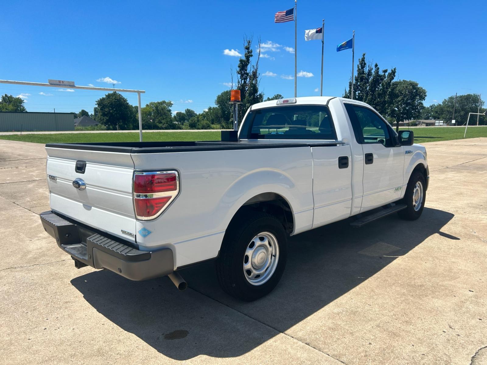 2014 White /Gray Ford F-150 STX 6.5-ft. Bed 2WD (1FTMF1CM0EK) with an 3.7L V6 DOHC 24V engine, 6-Speed Automatic transmission, located at 17760 Hwy 62, Morris, OK, 74445, (918) 733-4887, 35.609104, -95.877060 - 2014 FORD F-150 EXTENDED CAB HAS THE 3.7L V6 AND IS 2WD. THIS TRUCK IS A BI-FUEL THAT RUNS ON BOTH CNG (COMPRESSED NATURAL GAS) OR GASOLINE. FEATURES REMOTE KEYLESS ENTRY, POWER LOCKS, POWER WINDOWS, POWER MIRRORS, AM/FM STEREO, CD PLAYER, SIRIUS RADIO, AUX PORT, USB PORT, CLOTH INTERIOR, TRACTION C - Photo #5