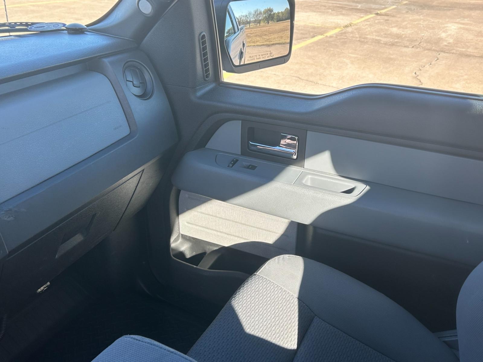2014 White Ford F-150 STX 6.5-ft. Bed 2WD (1FTMF1CM5EK) with an 3.7L V6 DOHC 24V engine, 6-Speed Automatic transmission, located at 17760 Hwy 62, Morris, OK, 74445, (918) 733-4887, 35.609104, -95.877060 - Photo #9