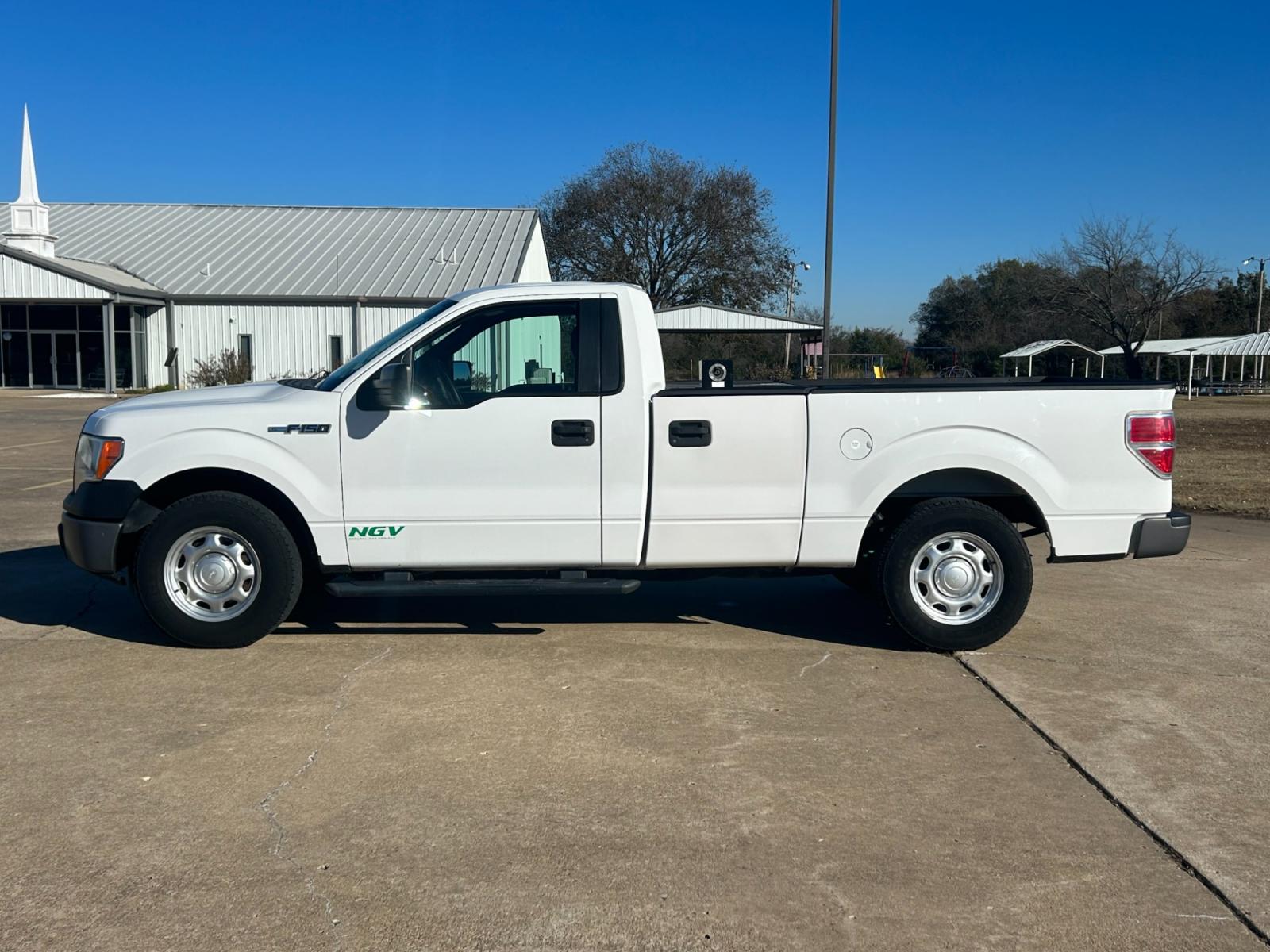 2014 White Ford F-150 STX 6.5-ft. Bed 2WD (1FTMF1CM5EK) with an 3.7L V6 DOHC 24V engine, 6-Speed Automatic transmission, located at 17760 Hwy 62, Morris, OK, 74445, (918) 733-4887, 35.609104, -95.877060 - Photo #7