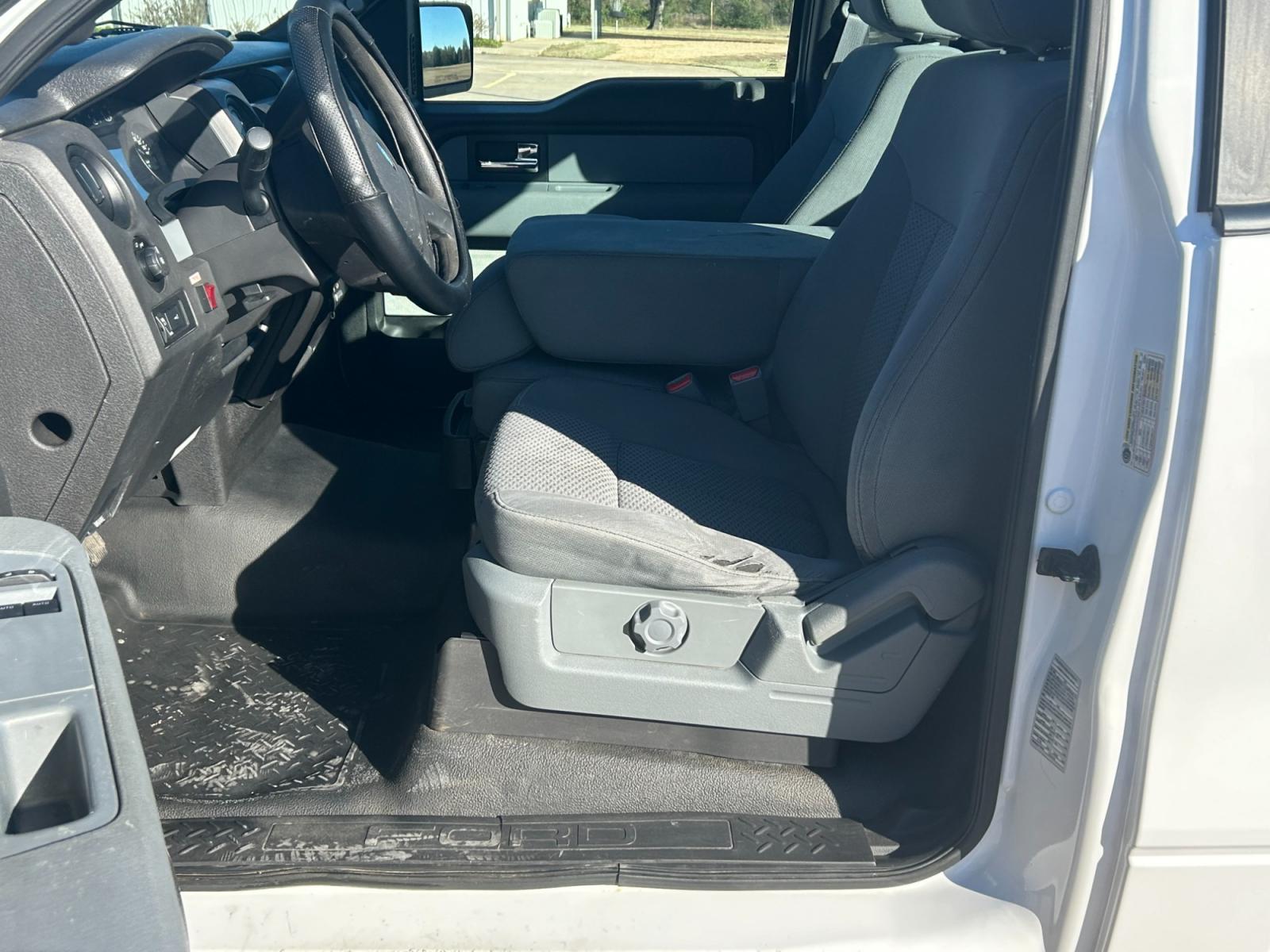 2014 White Ford F-150 STX 6.5-ft. Bed 2WD (1FTMF1CM5EK) with an 3.7L V6 DOHC 24V engine, 6-Speed Automatic transmission, located at 17760 Hwy 62, Morris, OK, 74445, (918) 733-4887, 35.609104, -95.877060 - Photo #8