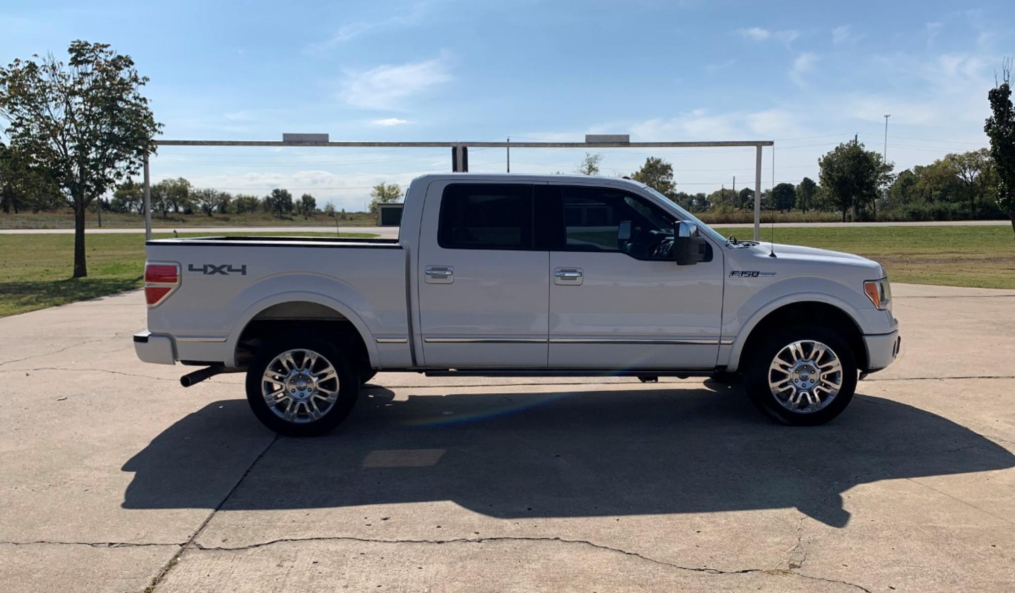 2012 White Ford F-150 XLT PLATINUM SUPER CREW 5.5-FT. BED 4WD (1FTFW1E66CF) with an 6.2L V8 SOHC 16V engine, 6-Speed Automatic transmission, located at 17760 Hwy 62, Morris, OK, 74445, (918) 733-4887, 35.609104, -95.877060 - 2012 FORD F-150 XLT PLATINUM 6.2L V8 4X4. THIS TRUCK RUNS ON GASOLINE AND FEATURES REMOTE KEYLESS ENTRY, REMOTE LOCKING SYSTEM, POWER LOCKS, POWER WINDOWS, POWER MIRRORS, POWER SEATS, TILT WHEEL, MULTIFUNCTION STEERING WHEEL CONTROLS, AM/FM RADIO, CD PLAYER, BLUETOOTH, NAVIGATION, BACKUP CAMERA, LEA - Photo #4
