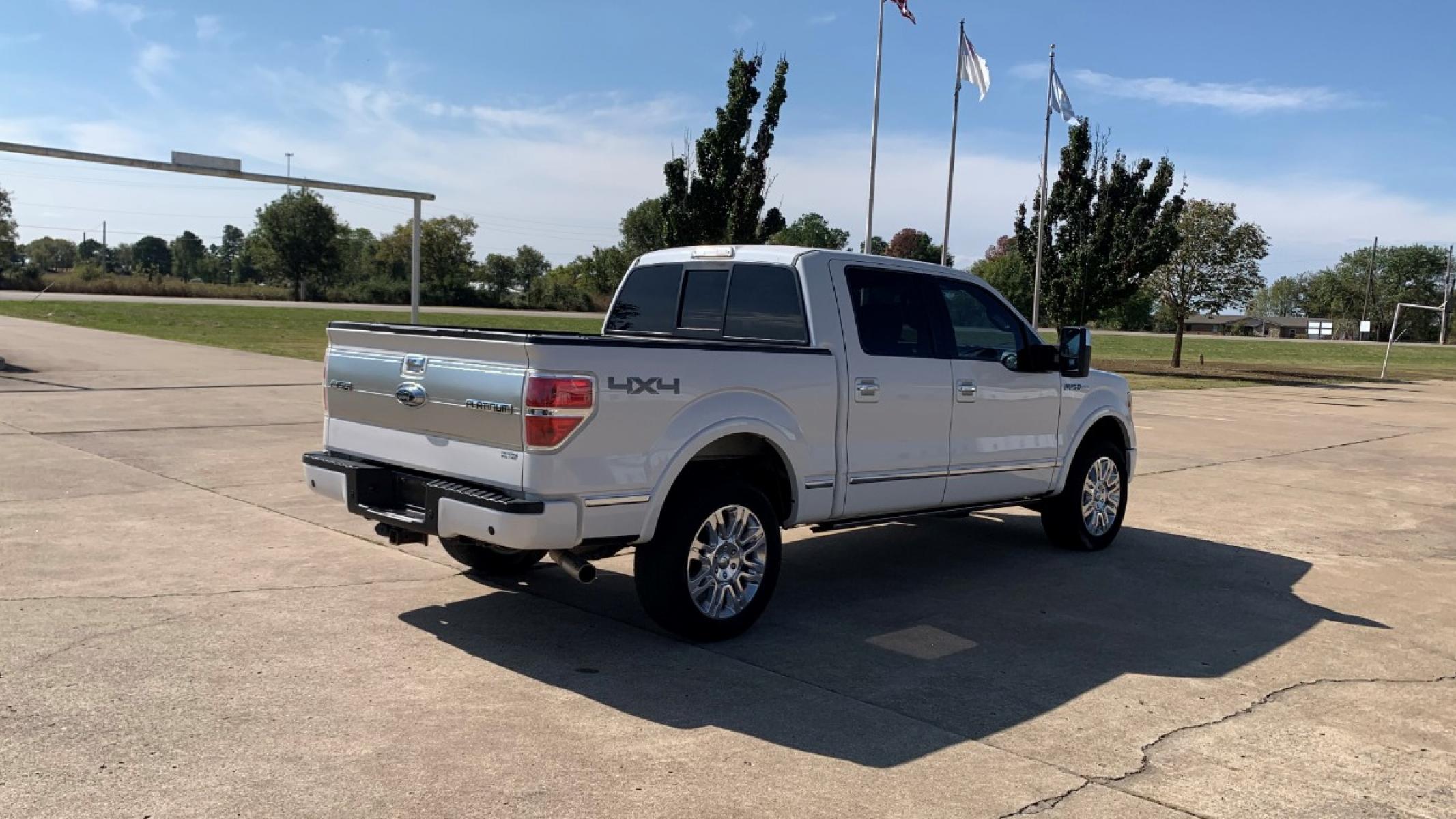 2012 White Ford F-150 XLT PLATINUM SUPER CREW 5.5-FT. BED 4WD (1FTFW1E66CF) with an 6.2L V8 SOHC 16V engine, 6-Speed Automatic transmission, located at 17760 Hwy 62, Morris, OK, 74445, (918) 733-4887, 35.609104, -95.877060 - Photo #5