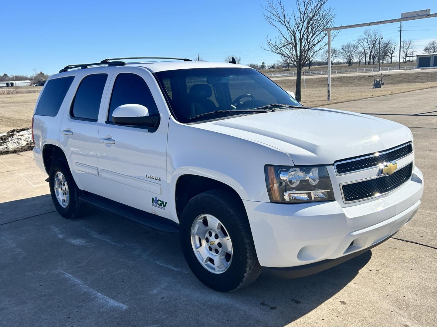 2012 White /BLACK Chevrolet Tahoe LS 4WD (1GNSKAE01CR) with an 5.3L V8 OHV 16V FFV engine, 6-Speed Automatic transmission, located at 17760 Hwy 62, Morris, OK, 74445, (918) 733-4887, 35.609104, -95.877060 - 2012 CHEVY TAHOE 5.3L V8 4WD BI-FUEL FEATURES REMOTE START, REMOTE KEYLESS ENTRY, REMOTE KEYLESS LOCKING SYSTEM, POWER WINDOWS, POWER SEATS, POWER MIRRORS, POWER LOCKS, AM/FM STEREO, CD PLAYER, BACKUP CAMERA, CLOTHS SEATS, POWER-ADJUSTABLE PEDALS, HILL ASSISTANCE, LEATHER-WRAPPED MULTI-FUNCTION ST - Photo#2