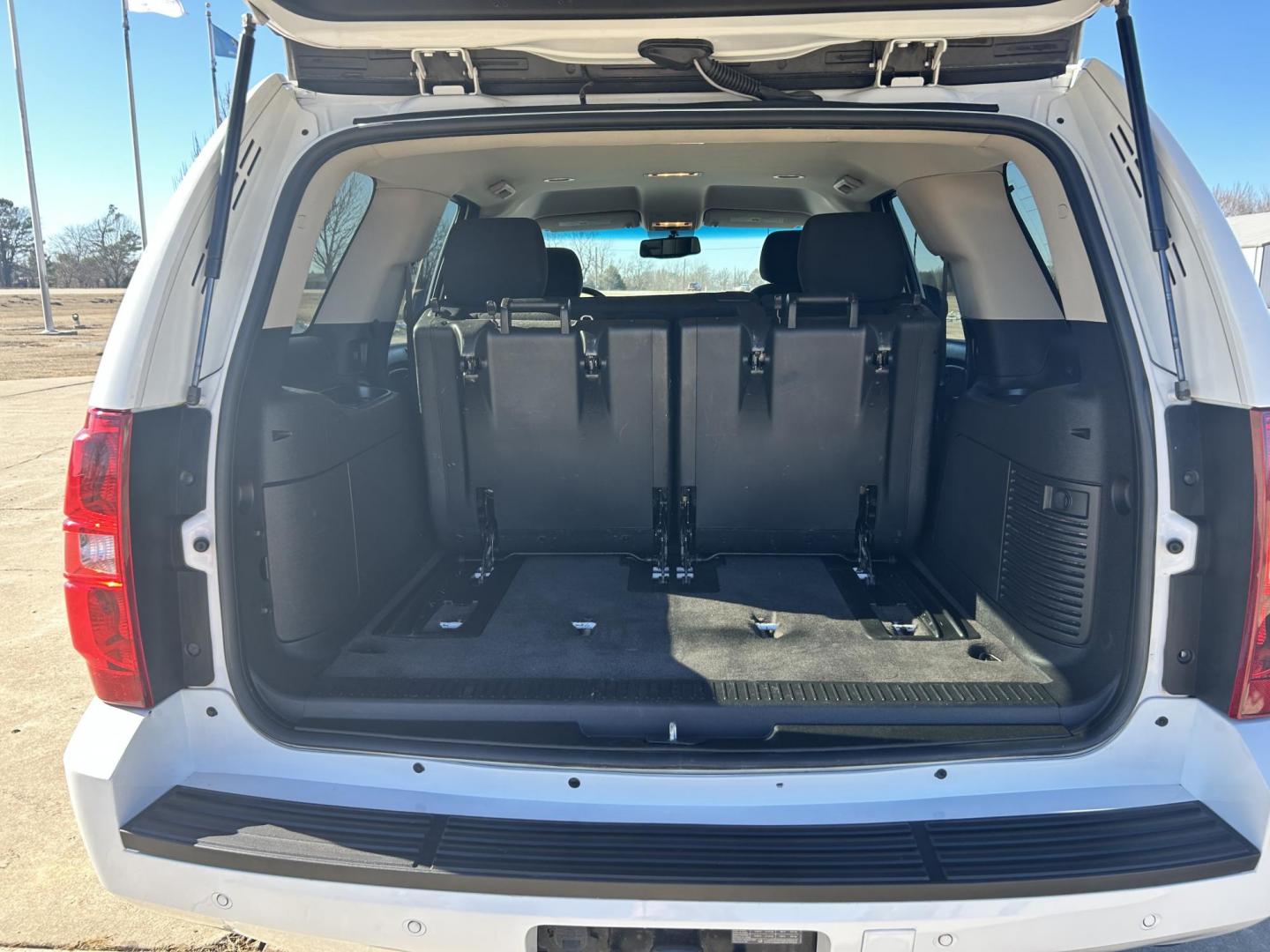 2012 White /BLACK Chevrolet Tahoe LS 4WD (1GNSKAE01CR) with an 5.3L V8 OHV 16V FFV engine, 6-Speed Automatic transmission, located at 17760 Hwy 62, Morris, OK, 74445, (918) 733-4887, 35.609104, -95.877060 - 2012 CHEVY TAHOE 5.3L V8 4WD BI-FUEL FEATURES REMOTE START, REMOTE KEYLESS ENTRY, REMOTE KEYLESS LOCKING SYSTEM, POWER WINDOWS, POWER SEATS, POWER MIRRORS, POWER LOCKS, AM/FM STEREO, CD PLAYER, BACKUP CAMERA, CLOTHS SEATS, POWER-ADJUSTABLE PEDALS, HILL ASSISTANCE, LEATHER-WRAPPED MULTI-FUNCTION ST - Photo#20