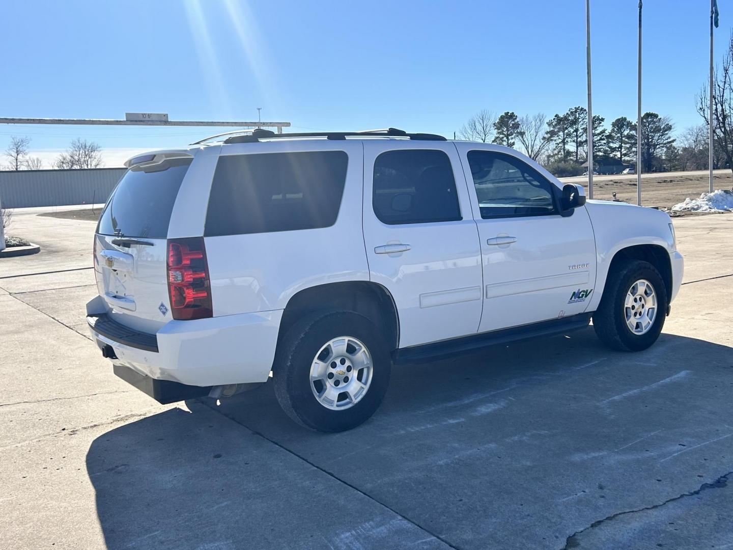 2012 White /BLACK Chevrolet Tahoe LS 4WD (1GNSKAE01CR) with an 5.3L V8 OHV 16V FFV engine, 6-Speed Automatic transmission, located at 17760 Hwy 62, Morris, OK, 74445, (918) 733-4887, 35.609104, -95.877060 - 2012 CHEVY TAHOE 5.3L V8 4WD BI-FUEL FEATURES REMOTE START, REMOTE KEYLESS ENTRY, REMOTE KEYLESS LOCKING SYSTEM, POWER WINDOWS, POWER SEATS, POWER MIRRORS, POWER LOCKS, AM/FM STEREO, CD PLAYER, BACKUP CAMERA, CLOTHS SEATS, POWER-ADJUSTABLE PEDALS, HILL ASSISTANCE, LEATHER-WRAPPED MULTI-FUNCTION ST - Photo#3