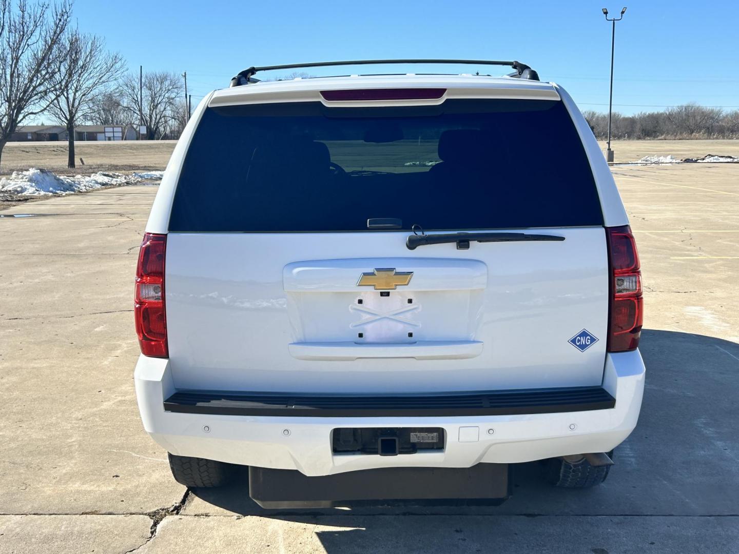 2012 White /BLACK Chevrolet Tahoe LS 4WD (1GNSKAE01CR) with an 5.3L V8 OHV 16V FFV engine, 6-Speed Automatic transmission, located at 17760 Hwy 62, Morris, OK, 74445, (918) 733-4887, 35.609104, -95.877060 - 2012 CHEVY TAHOE 5.3L V8 4WD BI-FUEL FEATURES REMOTE START, REMOTE KEYLESS ENTRY, REMOTE KEYLESS LOCKING SYSTEM, POWER WINDOWS, POWER SEATS, POWER MIRRORS, POWER LOCKS, AM/FM STEREO, CD PLAYER, BACKUP CAMERA, CLOTHS SEATS, POWER-ADJUSTABLE PEDALS, HILL ASSISTANCE, LEATHER-WRAPPED MULTI-FUNCTION ST - Photo#4