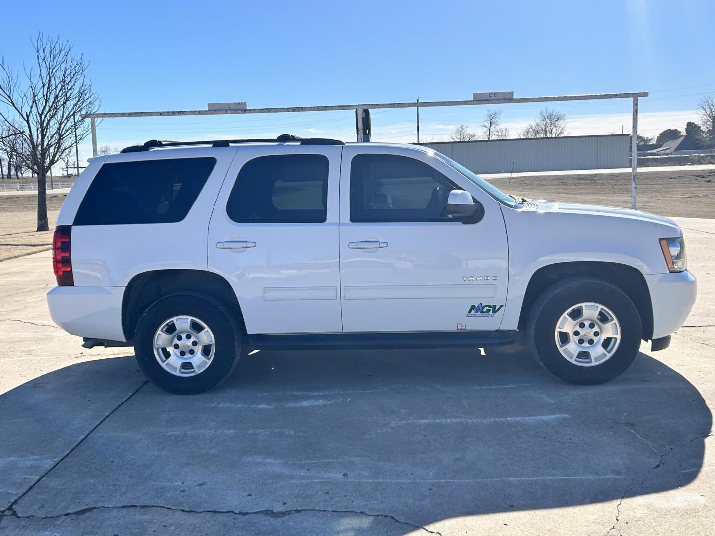 2012 White /BLACK Chevrolet Tahoe LS 4WD (1GNSKAE01CR) with an 5.3L V8 OHV 16V FFV engine, 6-Speed Automatic transmission, located at 17760 Hwy 62, Morris, OK, 74445, (918) 733-4887, 35.609104, -95.877060 - 2012 CHEVY TAHOE 5.3L V8 4WD BI-FUEL FEATURES REMOTE START, REMOTE KEYLESS ENTRY, REMOTE KEYLESS LOCKING SYSTEM, POWER WINDOWS, POWER SEATS, POWER MIRRORS, POWER LOCKS, AM/FM STEREO, CD PLAYER, BACKUP CAMERA, CLOTHS SEATS, POWER-ADJUSTABLE PEDALS, HILL ASSISTANCE, LEATHER-WRAPPED MULTI-FUNCTION ST - Photo#5