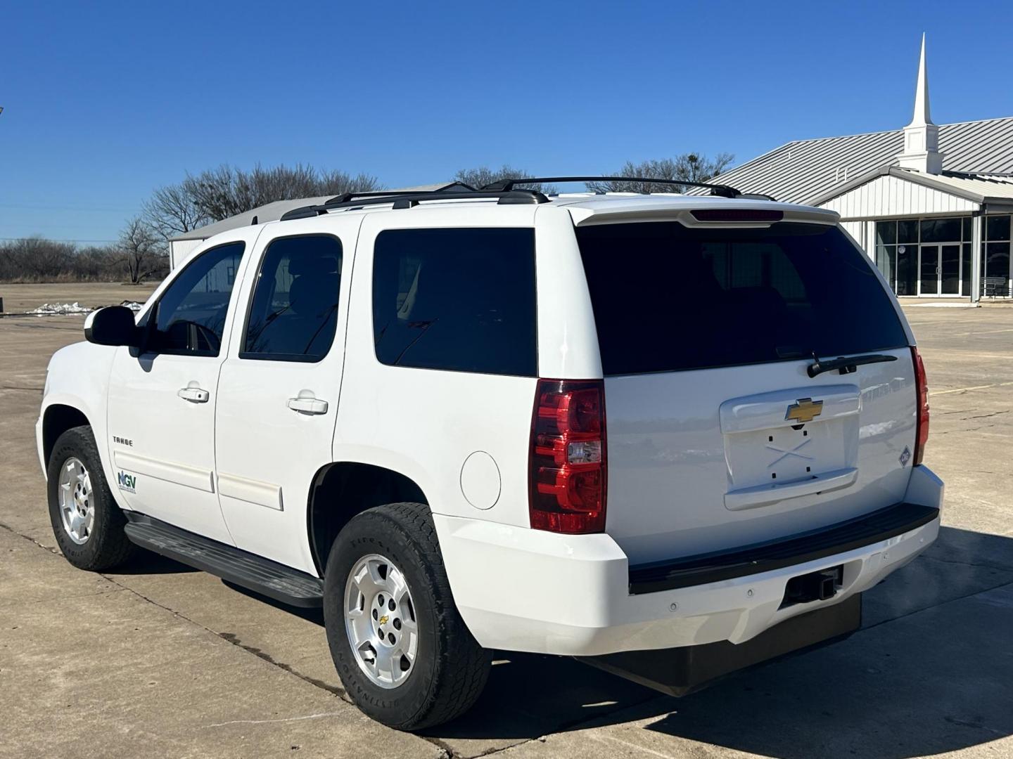 2012 White /BLACK Chevrolet Tahoe LS 4WD (1GNSKAE01CR) with an 5.3L V8 OHV 16V FFV engine, 6-Speed Automatic transmission, located at 17760 Hwy 62, Morris, OK, 74445, (918) 733-4887, 35.609104, -95.877060 - 2012 CHEVY TAHOE 5.3L V8 4WD BI-FUEL FEATURES REMOTE START, REMOTE KEYLESS ENTRY, REMOTE KEYLESS LOCKING SYSTEM, POWER WINDOWS, POWER SEATS, POWER MIRRORS, POWER LOCKS, AM/FM STEREO, CD PLAYER, BACKUP CAMERA, CLOTHS SEATS, POWER-ADJUSTABLE PEDALS, HILL ASSISTANCE, LEATHER-WRAPPED MULTI-FUNCTION ST - Photo#6