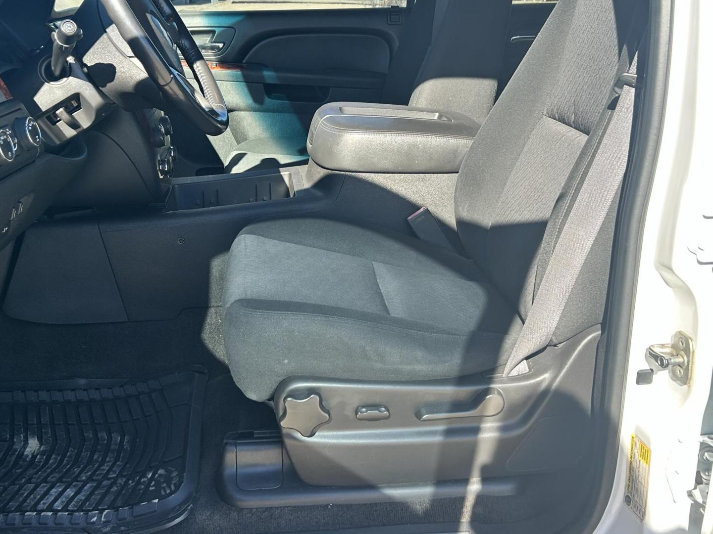 2012 White /BLACK Chevrolet Tahoe LS 4WD (1GNSKAE01CR) with an 5.3L V8 OHV 16V FFV engine, 6-Speed Automatic transmission, located at 17760 Hwy 62, Morris, OK, 74445, (918) 733-4887, 35.609104, -95.877060 - 2012 CHEVY TAHOE 5.3L V8 4WD BI-FUEL FEATURES REMOTE START, REMOTE KEYLESS ENTRY, REMOTE KEYLESS LOCKING SYSTEM, POWER WINDOWS, POWER SEATS, POWER MIRRORS, POWER LOCKS, AM/FM STEREO, CD PLAYER, BACKUP CAMERA, CLOTHS SEATS, POWER-ADJUSTABLE PEDALS, HILL ASSISTANCE, LEATHER-WRAPPED MULTI-FUNCTION ST - Photo#7