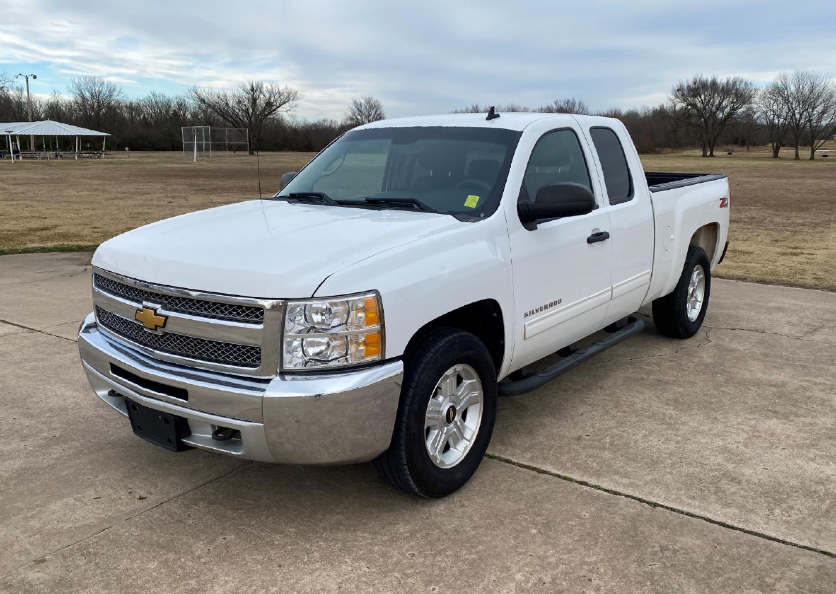 2012 White Chevrolet Silverado 1500 LT Ext. Cab Long Box 4WD (1GCRKSE71CZ) with an 5.3L V8 OHV 16V FFV engine, 6-Speed Automatic transmission, located at 17760 Hwy 62, Morris, OK, 74445, (918) 733-4887, 35.609104, -95.877060 - 2012 CHEVY SILVERADO 1500 Z71 5.3L V8 4WD. RUNS ON REGULAR GASOLINE. FEATURES POWER LOCKS, POWER WINDOWS, POWER MIRRORS, TILT WHEEL, STEERING WHEEL CONTROLS, AM/FM STEREO, CD PLAYER, AUX PORT, BLUETOOTH FOR HANDS-FREE CALLING, ONSTAR, CRUISE CONTROL, TRACTION CONTROL, CLOTH INTERIOR SEATS, RUNNING B - Photo #1