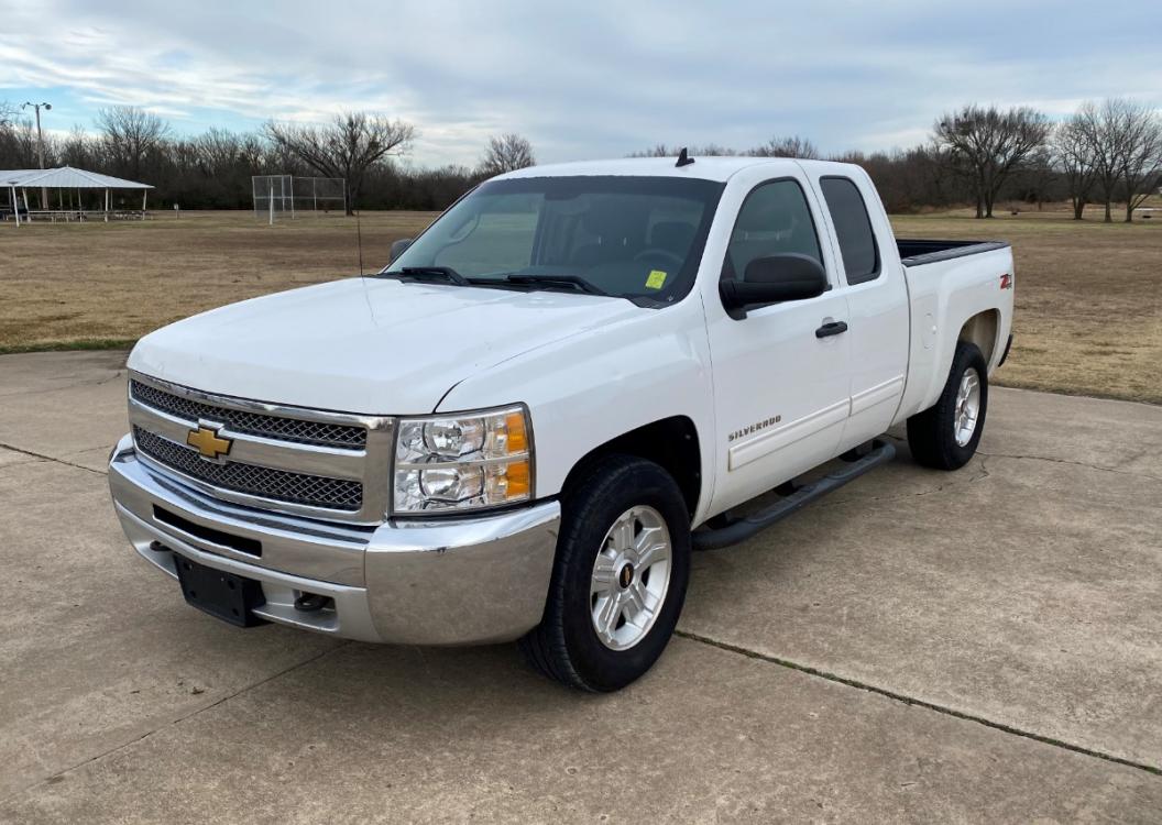 2012 White Chevrolet Silverado 1500 LT Ext. Cab Long Box 4WD (1GCRKSE71CZ) with an 5.3L V8 OHV 16V FFV engine, 6-Speed Automatic transmission, located at 17760 Hwy 62, Morris, OK, 74445, (918) 733-4887, 35.609104, -95.877060 - 2012 CHEVY SILVERADO 1500 Z71 5.3L V8 4WD. FEATURES POWER LOCKS, POWER WINDOWS, POWER MIRRORS, TILT WHEEL, STEERING WHEEL CONTROLS, AM/FM STEREO, CD PLAYER, AUX PORT, BLUETOOTH FOR HANDS-FREE CALLING, ONSTAR, CRUISE CONTROL, TRACTION CONTROL, CLOTH INTERIOR SEATS, RUNNING BOARDS, BEDLINER, AND Z71 T - Photo #1