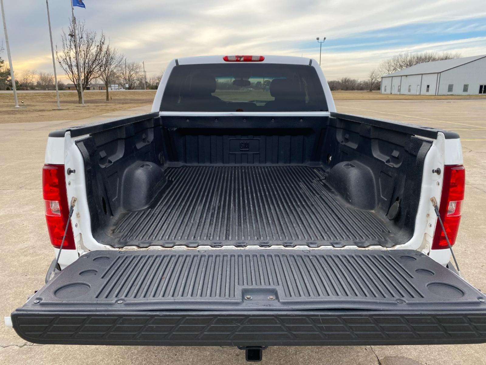2012 White Chevrolet Silverado 1500 LT Ext. Cab Long Box 4WD (1GCRKSE71CZ) with an 5.3L V8 OHV 16V FFV engine, 6-Speed Automatic transmission, located at 17760 Hwy 62, Morris, OK, 74445, (918) 733-4887, 35.609104, -95.877060 - 2012 CHEVY SILVERADO 1500 Z71 5.3L V8 4WD. RUNS ON REGULAR GASOLINE. FEATURES POWER LOCKS, POWER WINDOWS, POWER MIRRORS, TILT WHEEL, STEERING WHEEL CONTROLS, AM/FM STEREO, CD PLAYER, AUX PORT, BLUETOOTH FOR HANDS-FREE CALLING, ONSTAR, CRUISE CONTROL, TRACTION CONTROL, CLOTH INTERIOR SEATS, RUNNING B - Photo #21