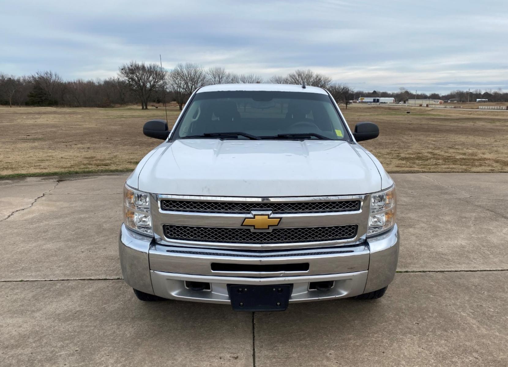 2012 White Chevrolet Silverado 1500 LT Ext. Cab Long Box 4WD (1GCRKSE71CZ) with an 5.3L V8 OHV 16V FFV engine, 6-Speed Automatic transmission, located at 17760 Hwy 62, Morris, OK, 74445, (918) 733-4887, 35.609104, -95.877060 - 2012 CHEVY SILVERADO 1500 Z71 5.3L V8 4WD. RUNS ON REGULAR GASOLINE. FEATURES POWER LOCKS, POWER WINDOWS, POWER MIRRORS, TILT WHEEL, STEERING WHEEL CONTROLS, AM/FM STEREO, CD PLAYER, AUX PORT, BLUETOOTH FOR HANDS-FREE CALLING, ONSTAR, CRUISE CONTROL, TRACTION CONTROL, CLOTH INTERIOR SEATS, RUNNING B - Photo #2
