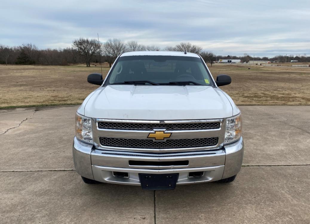 2012 White Chevrolet Silverado 1500 LT Ext. Cab Long Box 4WD (1GCRKSE71CZ) with an 5.3L V8 OHV 16V FFV engine, 6-Speed Automatic transmission, located at 17760 Hwy 62, Morris, OK, 74445, (918) 733-4887, 35.609104, -95.877060 - 2012 CHEVY SILVERADO 1500 Z71 5.3L V8 4WD. FEATURES POWER LOCKS, POWER WINDOWS, POWER MIRRORS, TILT WHEEL, STEERING WHEEL CONTROLS, AM/FM STEREO, CD PLAYER, AUX PORT, BLUETOOTH FOR HANDS-FREE CALLING, ONSTAR, CRUISE CONTROL, TRACTION CONTROL, CLOTH INTERIOR SEATS, RUNNING BOARDS, BEDLINER, AND Z71 T - Photo #2