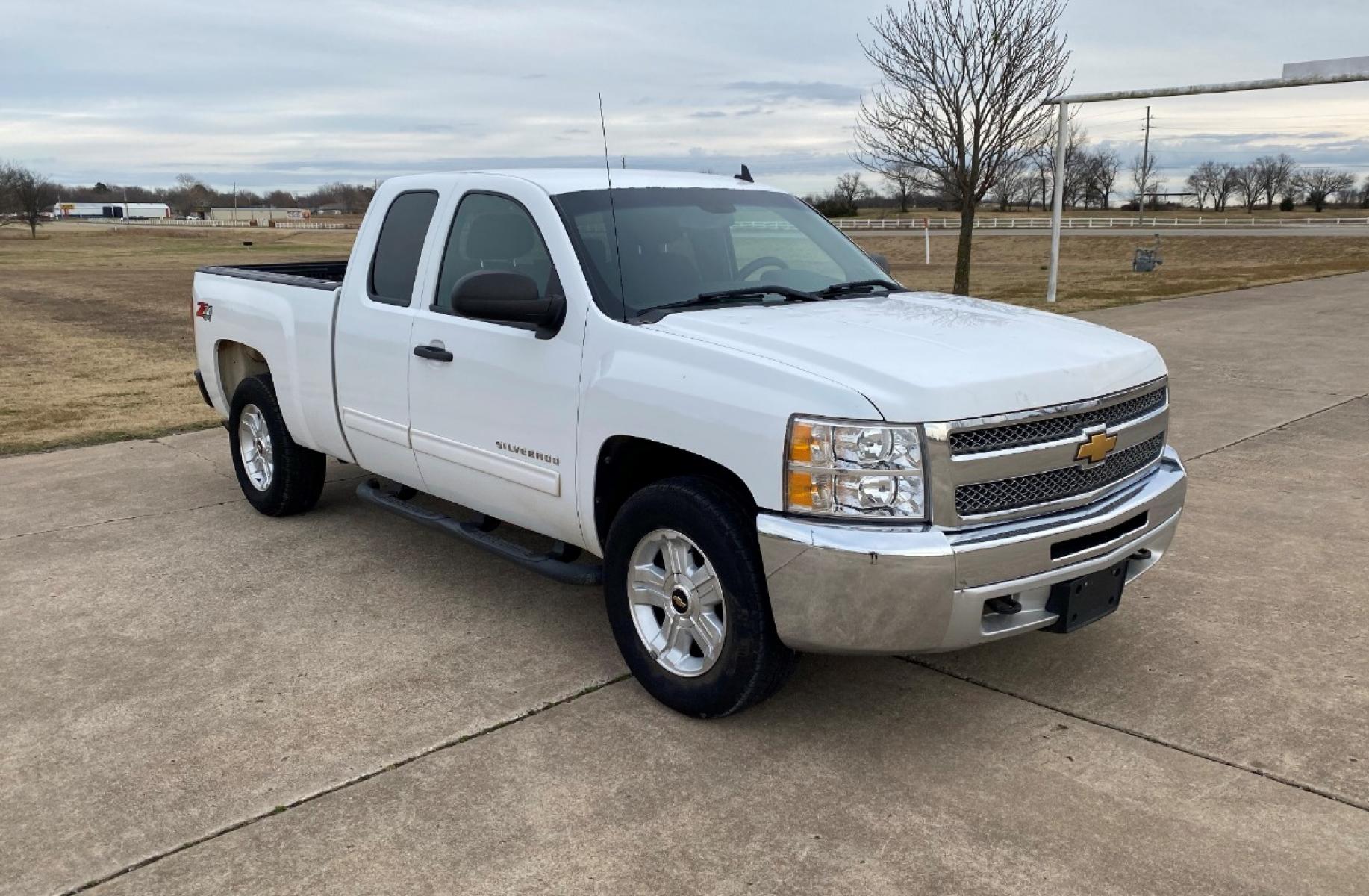 2012 White Chevrolet Silverado 1500 LT Ext. Cab Long Box 4WD (1GCRKSE71CZ) with an 5.3L V8 OHV 16V FFV engine, 6-Speed Automatic transmission, located at 17760 Hwy 62, Morris, OK, 74445, (918) 733-4887, 35.609104, -95.877060 - Photo #3