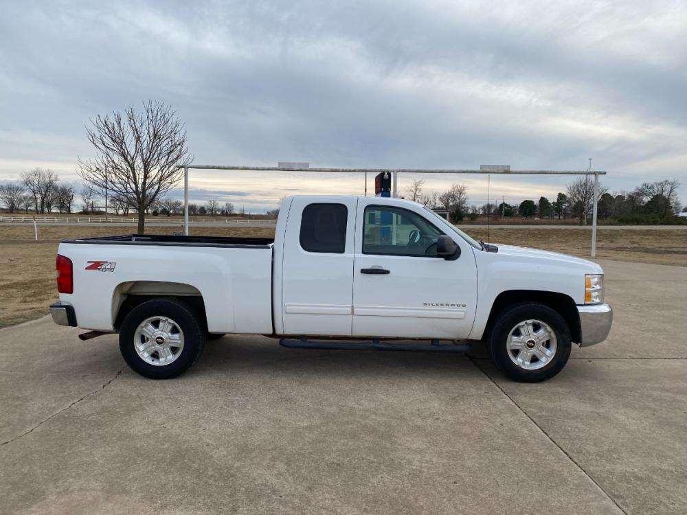 2012 White Chevrolet Silverado 1500 LT Ext. Cab Long Box 4WD (1GCRKSE71CZ) with an 5.3L V8 OHV 16V FFV engine, 6-Speed Automatic transmission, located at 17760 Hwy 62, Morris, OK, 74445, (918) 733-4887, 35.609104, -95.877060 - 2012 CHEVY SILVERADO 1500 Z71 5.3L V8 4WD. FEATURES POWER LOCKS, POWER WINDOWS, POWER MIRRORS, TILT WHEEL, STEERING WHEEL CONTROLS, AM/FM STEREO, CD PLAYER, AUX PORT, BLUETOOTH FOR HANDS-FREE CALLING, ONSTAR, CRUISE CONTROL, TRACTION CONTROL, CLOTH INTERIOR SEATS, RUNNING BOARDS, BEDLINER, AND Z71 T - Photo #4