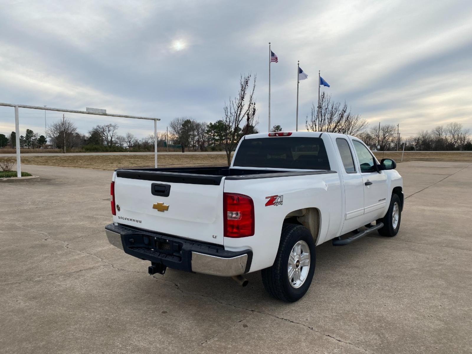 2012 White Chevrolet Silverado 1500 LT Ext. Cab Long Box 4WD (1GCRKSE71CZ) with an 5.3L V8 OHV 16V FFV engine, 6-Speed Automatic transmission, located at 17760 Hwy 62, Morris, OK, 74445, (918) 733-4887, 35.609104, -95.877060 - Photo #5