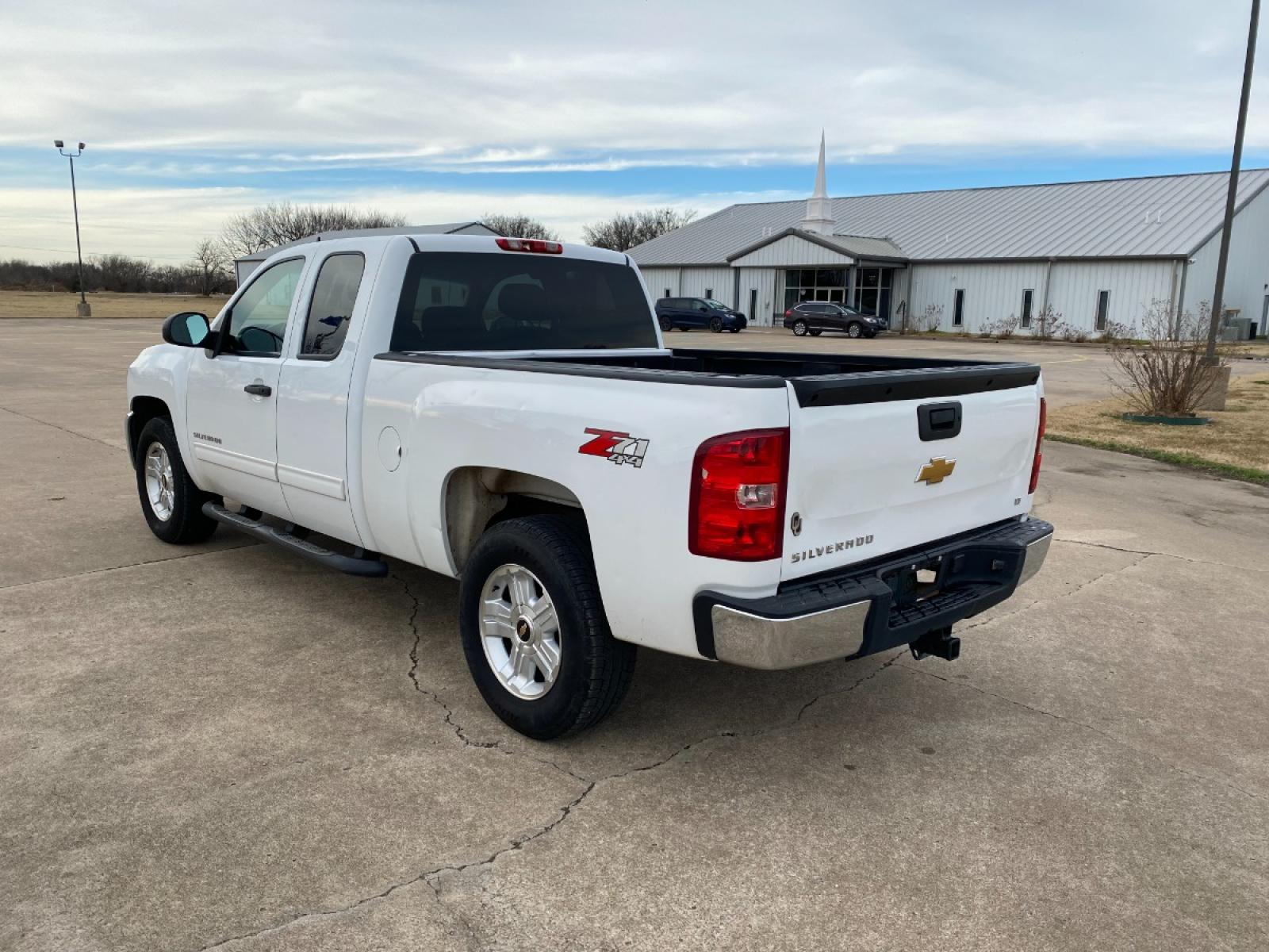 2012 White Chevrolet Silverado 1500 LT Ext. Cab Long Box 4WD (1GCRKSE71CZ) with an 5.3L V8 OHV 16V FFV engine, 6-Speed Automatic transmission, located at 17760 Hwy 62, Morris, OK, 74445, (918) 733-4887, 35.609104, -95.877060 - 2012 CHEVY SILVERADO 1500 Z71 5.3L V8 4WD. RUNS ON REGULAR GASOLINE. FEATURES POWER LOCKS, POWER WINDOWS, POWER MIRRORS, TILT WHEEL, STEERING WHEEL CONTROLS, AM/FM STEREO, CD PLAYER, AUX PORT, BLUETOOTH FOR HANDS-FREE CALLING, ONSTAR, CRUISE CONTROL, TRACTION CONTROL, CLOTH INTERIOR SEATS, RUNNING B - Photo #7