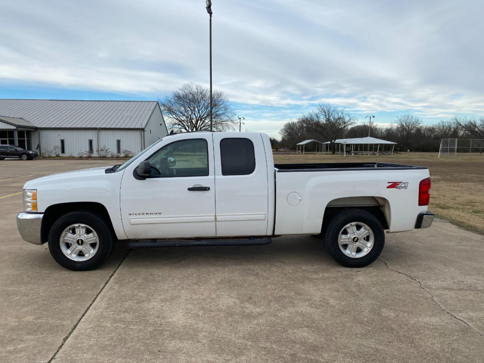 2012 White Chevrolet Silverado 1500 LT Ext. Cab Long Box 4WD (1GCRKSE71CZ) with an 5.3L V8 OHV 16V FFV engine, 6-Speed Automatic transmission, located at 17760 Hwy 62, Morris, OK, 74445, (918) 733-4887, 35.609104, -95.877060 - Photo #8