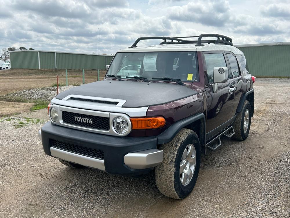 2007 PURPLE Toyota FJ Cruiser 4WD AT (JTEBU11F170) with an 3.4L V6 DOHC 24V engine, 5-Speed Automatic Overdrive transmission, located at 17760 Hwy 62, Morris, OK, 74445, (918) 733-4887, 35.609104, -95.877060 - Photo #3