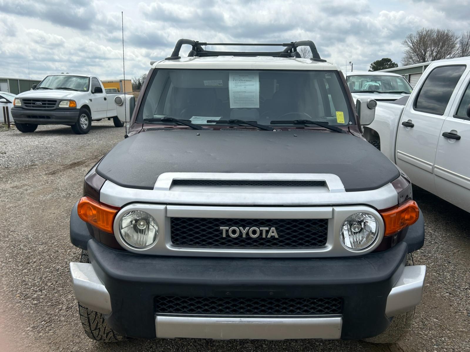 2007 PURPLE Toyota FJ Cruiser 4WD AT (JTEBU11F170) with an 4.0L V6 DOHC 24V engine, 5-Speed Automatic Overdrive transmission, located at 17760 Hwy 62, Morris, OK, 74445, (918) 733-4887, 35.609104, -95.877060 - 2007 TOYOTA FJ CRUISER 4.0L V6 4WD AND RUNS ON GASOLINE. IT FEATURES POWER LOCKS, POWER MIRRORS, POWER WINDOWS, MANUAL SEATS, AM/FM STEREO, 6 DISC CD PLAYER, AUX, LEATHER SEATS, STEERING WHEEL CONTROLS, TILT WHEEL, CRUISE CONTROL, TRACTION CONTROL, PARKING ASSIST, SECOND-ROW FOLDING SEATS, OUTSIDE C - Photo #4
