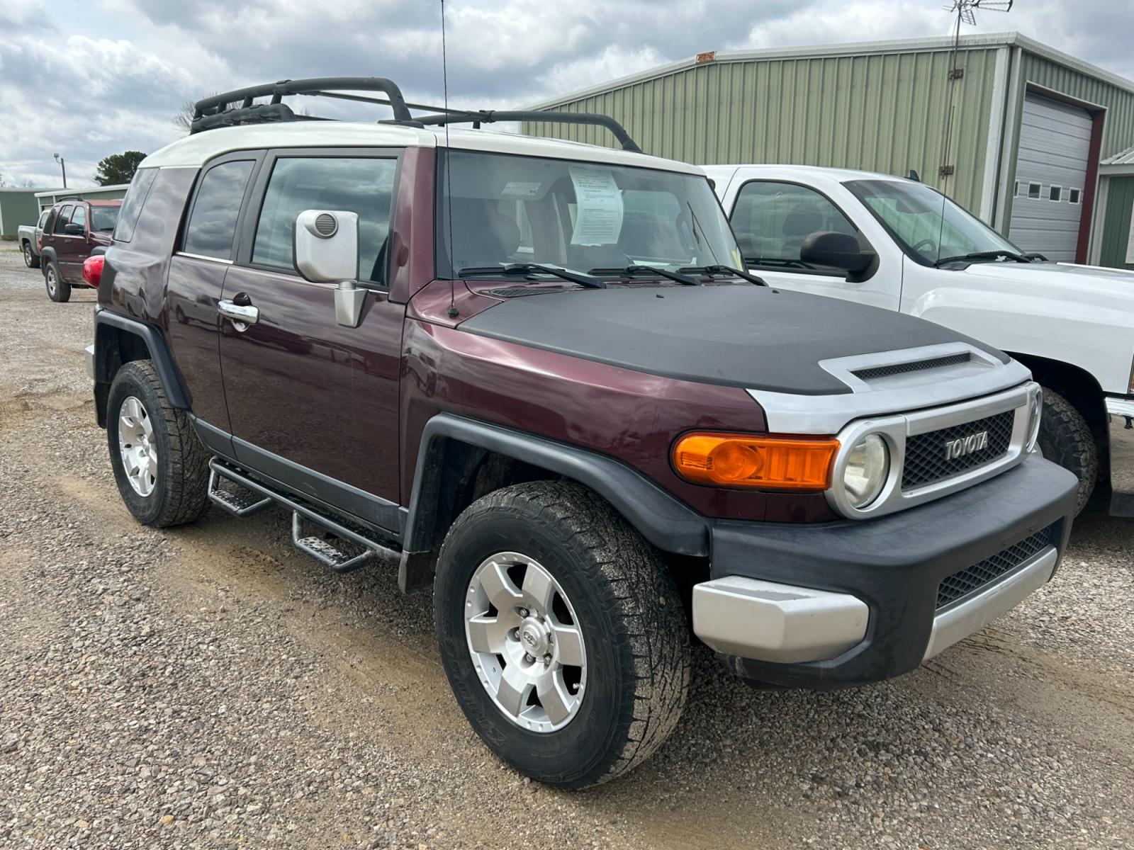 2007 PURPLE Toyota FJ Cruiser 4WD AT (JTEBU11F170) with an 4.0L V6 DOHC 24V engine, 5-Speed Automatic Overdrive transmission, located at 17760 Hwy 62, Morris, OK, 74445, (918) 733-4887, 35.609104, -95.877060 - 2007 TOYOTA FJ CRUISER 4.0L V6 4WD AND RUNS ON GASOLINE. IT FEATURES POWER LOCKS, POWER MIRRORS, POWER WINDOWS, MANUAL SEATS, AM/FM STEREO, 6 DISC CD PLAYER, AUX, LEATHER SEATS, STEERING WHEEL CONTROLS, TILT WHEEL, CRUISE CONTROL, TRACTION CONTROL, PARKING ASSIST, SECOND-ROW FOLDING SEATS, OUTSIDE C - Photo #5