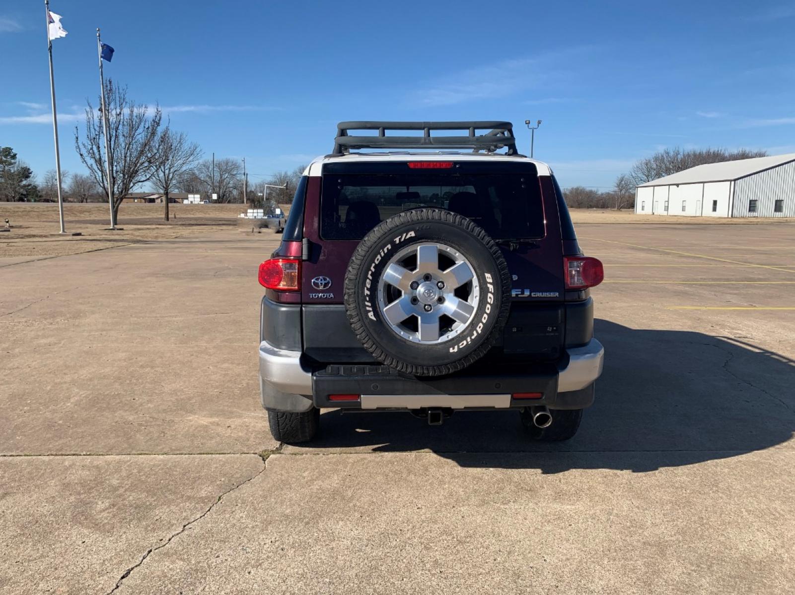 2007 PURPLE Toyota FJ Cruiser 4WD AT (JTEBU11F170) with an 4.0L V6 DOHC 24V engine, 5-Speed Automatic Overdrive transmission, located at 17760 Hwy 62, Morris, OK, 74445, (918) 733-4887, 35.609104, -95.877060 - 2007 TOYOTA FJ CRUISER 4.0L V6 4WD AND RUNS ON GASOLINE. IT FEATURES POWER LOCKS, POWER MIRRORS, POWER WINDOWS, MANUAL SEATS, AM/FM STEREO, 6 DISC CD PLAYER, AUX, LEATHER SEATS, STEERING WHEEL CONTROLS, TILT WHEEL, CRUISE CONTROL, TRACTION CONTROL, PARKING ASSIST, SECOND-ROW FOLDING SEATS, OUTSIDE C - Photo #6
