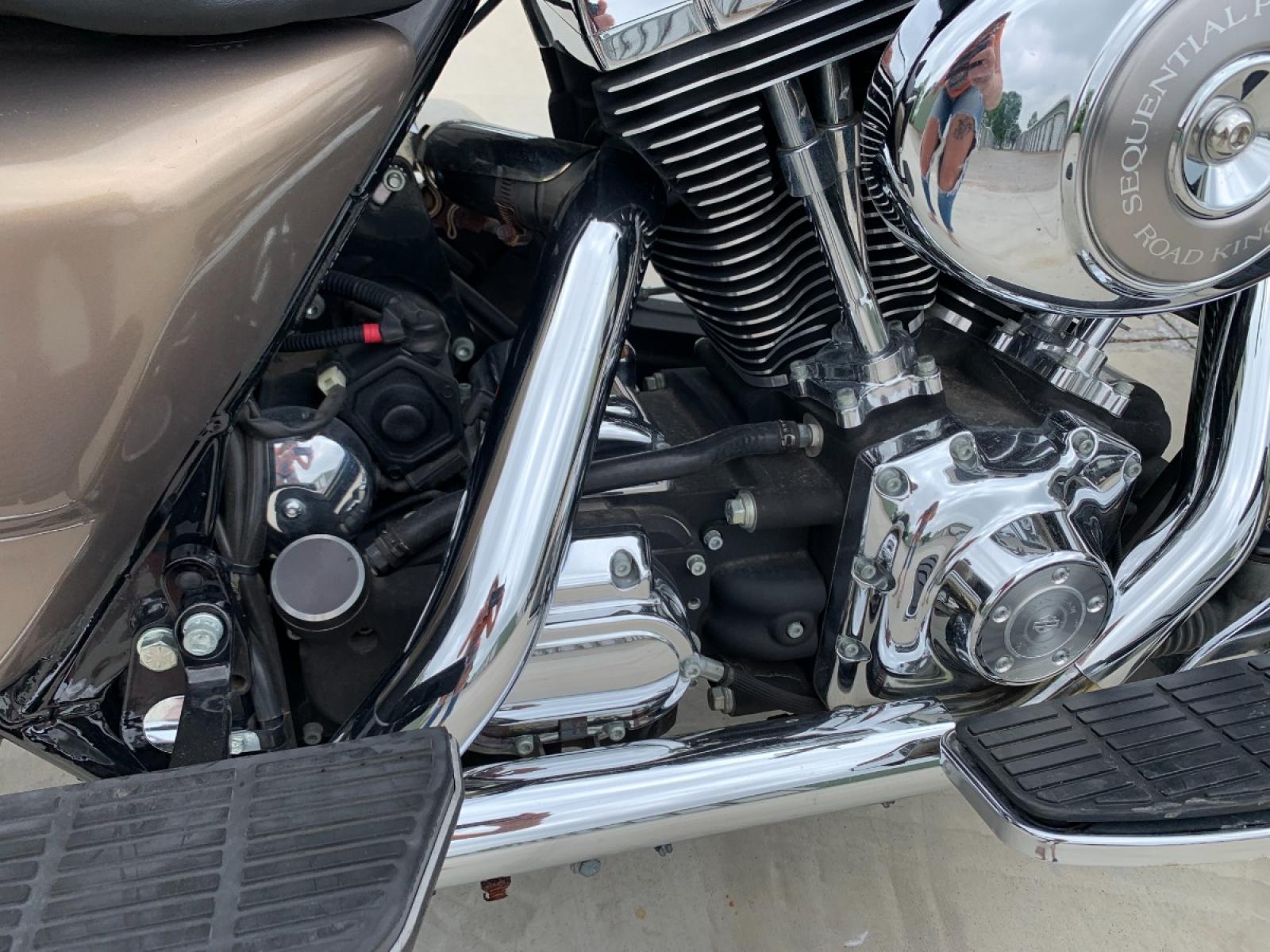 2004 GOLD Harley-Davidson FLHRCI ROAD KING (1HD1FRW104Y) with an 1450CC engine, 5 SPEED MANUAL transmission, located at 17760 HWY 62, MORRIS, 74445, 35.609104, -95.877060 - 2004 HARLEY DAVIDSON FLHRCI ROAD KING IS READY TO CRUISE THE HIGHWAYS. IT HAS A V2 FOUR-STROKE MOTOR, 1450CC, FEATURES LEATHER SEATS, ELECTRIC START, CRUISE CONTROL, 5-SPEED MANUAL, VANCE AND HINES DUAL EXHAUST, AND LEATHER-COVERED COMPOSITE SADDLEBAGS. IT APPEARS TO BE GARAGE KEPT. REBUILT TITLE D - Photo #12