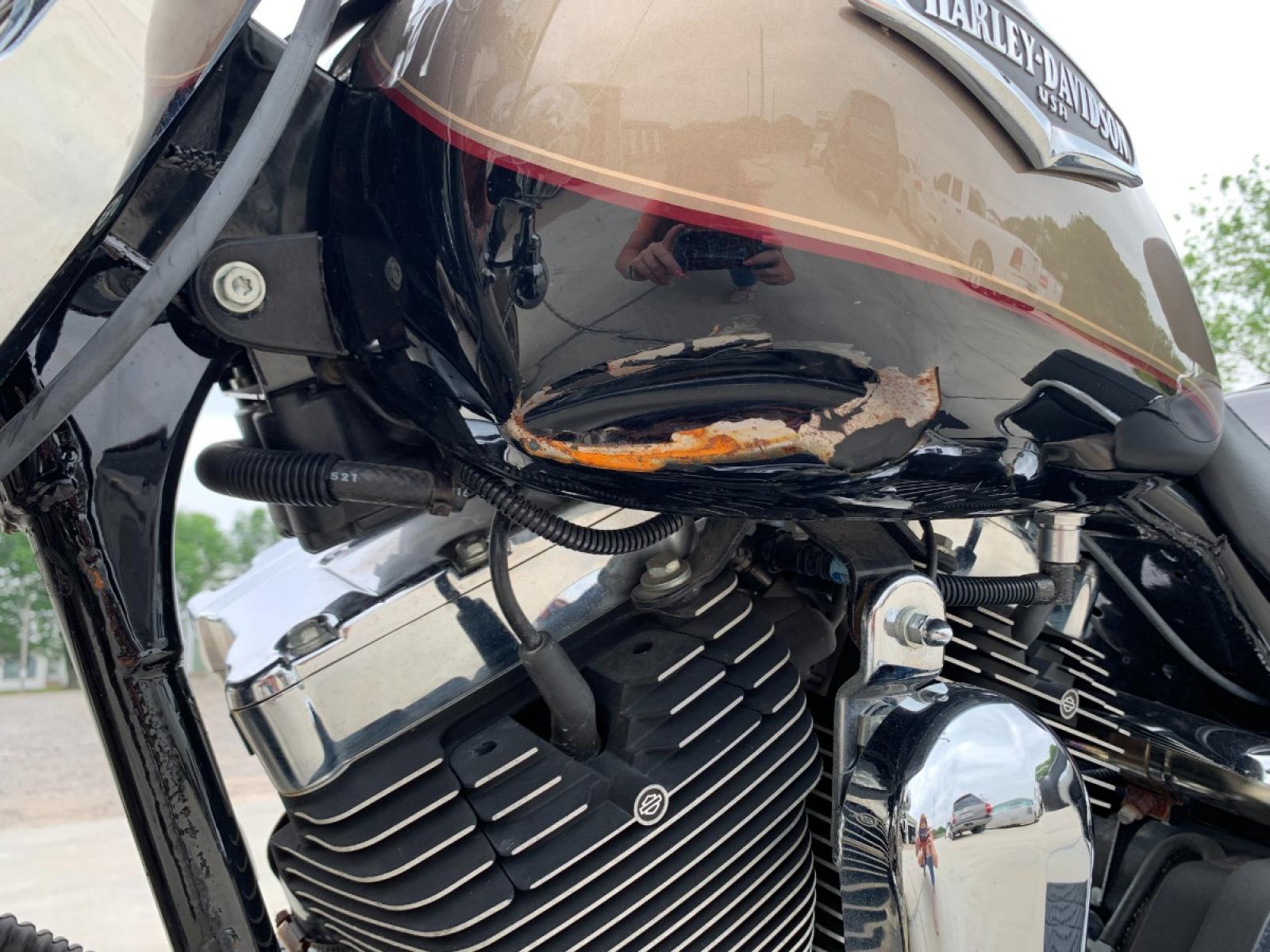 2004 GOLD Harley-Davidson FLHRCI ROAD KING (1HD1FRW104Y) with an 1450CC engine, 5 SPEED MANUAL transmission, located at 17760 HWY 62, MORRIS, 74445, 35.609104, -95.877060 - 2004 HARLEY DAVIDSON FLHRCI ROAD KING IS READY TO CRUISE THE HIGHWAYS. IT HAS A V2 FOUR-STROKE MOTOR, 1450CC, FEATURES LEATHER SEATS, ELECTRIC START, CRUISE CONTROL, 5-SPEED MANUAL, VANCE AND HINES DUAL EXHAUST, AND LEATHER-COVERED COMPOSITE SADDLEBAGS. IT APPEARS TO BE GARAGE KEPT. REBUILT TITLE D - Photo #15