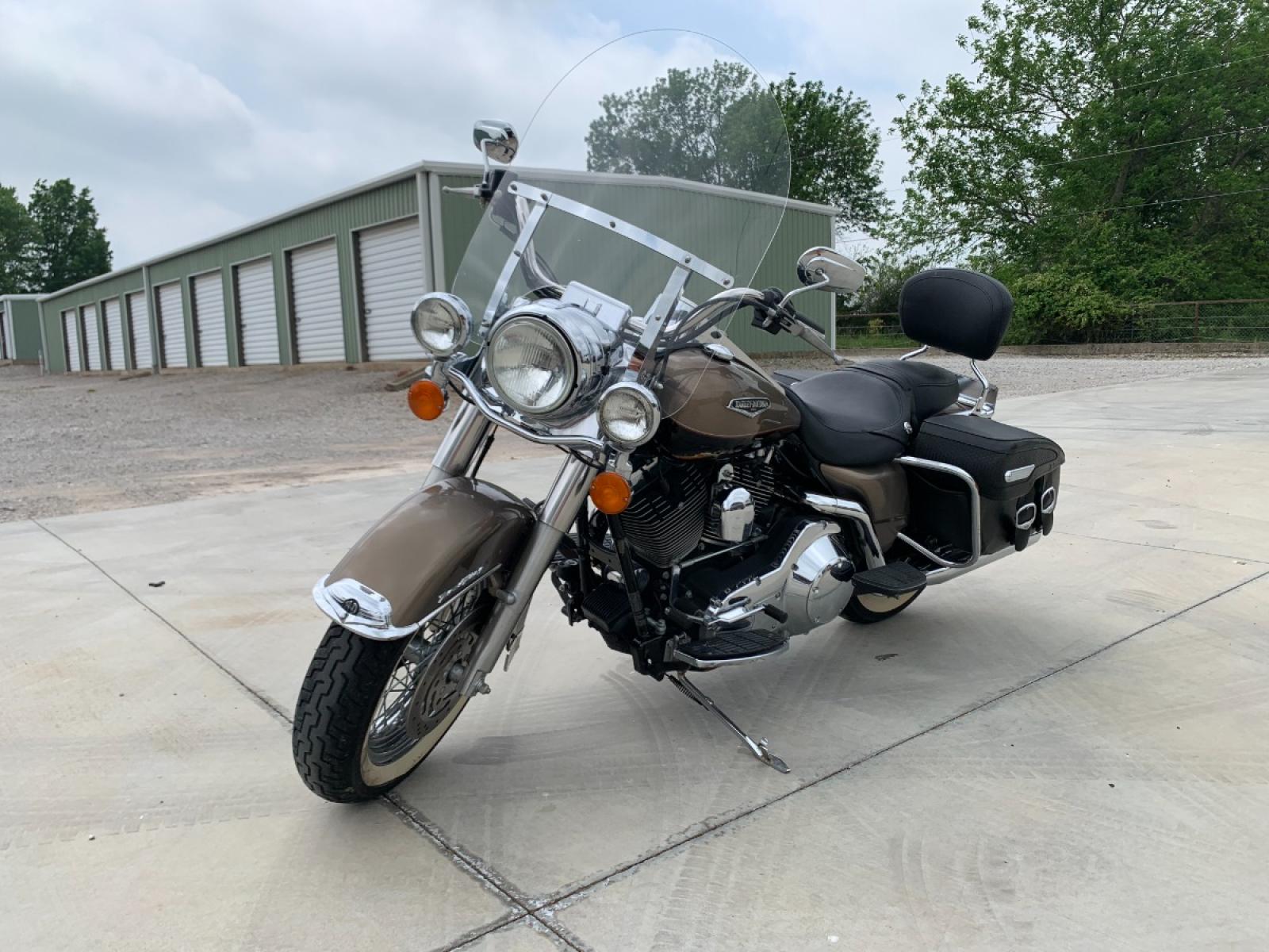 2004 GOLD Harley-Davidson FLHRCI ROAD KING (1HD1FRW104Y) with an 1450CC engine, 5 SPEED MANUAL transmission, located at 17760 HWY 62, MORRIS, 74445, 35.609104, -95.877060 - 2004 HARLEY DAVIDSON FLHRCI ROAD KING IS READY TO CRUISE THE HIGHWAYS. IT HAS A V2 FOUR-STROKE MOTOR, 1450CC, FEATURES LEATHER SEATS, ELECTRIC START, CRUISE CONTROL, 5-SPEED MANUAL, VANCE AND HINES DUAL EXHAUST, AND LEATHER-COVERED COMPOSITE SADDLEBAGS. IT APPEARS TO BE GARAGE KEPT. REBUILT TITLE D - Photo #3