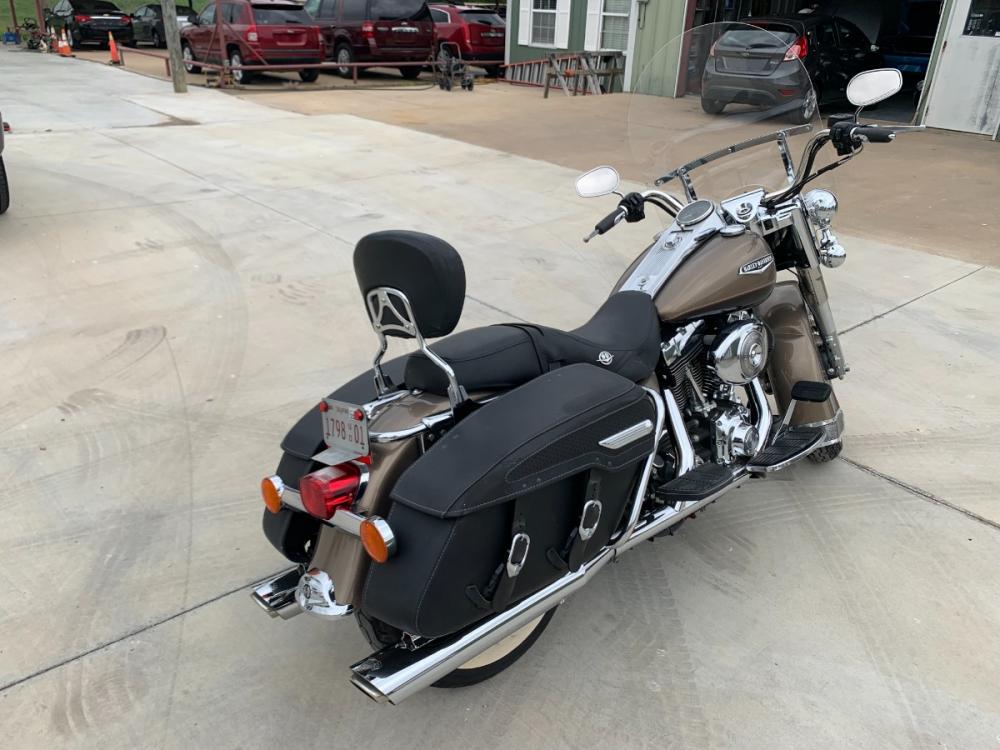 2004 GOLD Harley-Davidson FLHRCI ROAD KING (1HD1FRW104Y) with an 1450CC engine, 5 SPEED MANUAL transmission, located at 17760 HWY 62, MORRIS, 74445, 35.609104, -95.877060 - Photo #5