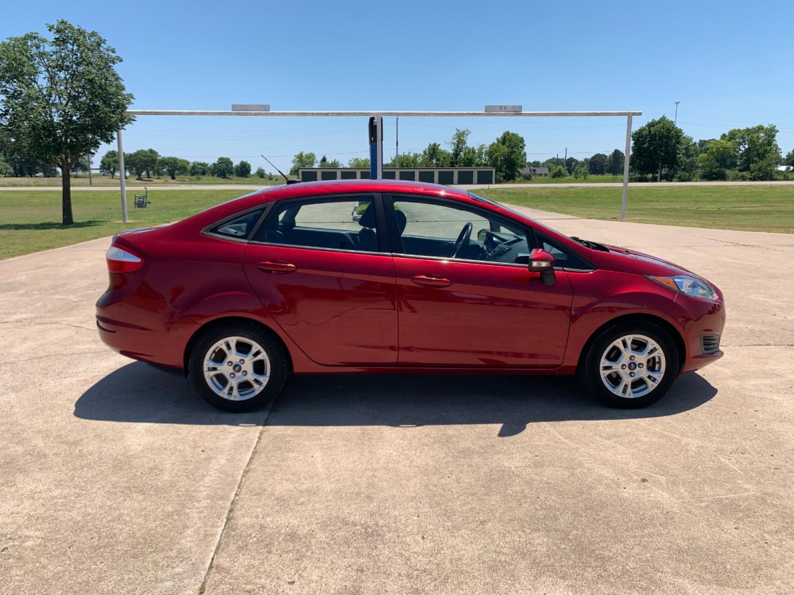 2014 RED Ford Fiesta SE Sedan (3FADP4BJ6EM) with an 1.6L L4 DOHC 16V engine, located at 17760 Hwy 62, Morris, OK, 74445, (918) 733-4887, 35.609104, -95.877060 - Photo #4