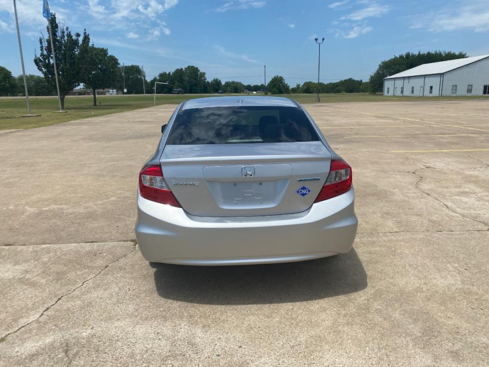 2012 Silver /TAN Honda Civic CNG Sedan 5-Speed AT (19XFB5F56CE) with an 1.8L L4 SOHC 16V CNG engine, 5-Speed Automatic transmission, located at 17760 Hwy 62, Morris, OK, 74445, (918) 733-4887, 35.609104, -95.877060 - 2012 HONDA CIVIC 1.8L FWD DEDICATED CNG (COMPRESSED NATURAL GAS) VEHICLE $1.05 - $2.05 PER GAL IN OK. 2012 HONDA CIVIC FEATURES 2 KEYS, REMOTE KEYLESS ENTRY, POWER LOCKS, POWER WINDOWS, POWER MIRRORS, MANUEL SEATS, TOUCHSCREEN RADIO, AM/FM RADIO, CD PLAYER, USB, AUX, BLUETOOTH FOR HANDS-FREE CALLING - Photo #5