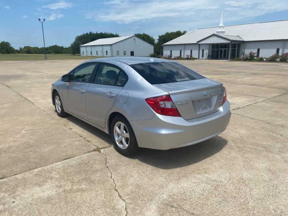 2012 Silver /TAN Honda Civic CNG Sedan 5-Speed AT (19XFB5F56CE) with an 1.8L L4 SOHC 16V CNG engine, 5-Speed Automatic transmission, located at 17760 Hwy 62, Morris, OK, 74445, (918) 733-4887, 35.609104, -95.877060 - 2012 HONDA CIVIC 1.8L FWD DEDICATED CNG (COMPRESSED NATURAL GAS) VEHICLE $1.05 - $2.05 PER GAL IN OK. 2012 HONDA CIVIC FEATURES 2 KEYS, REMOTE KEYLESS ENTRY, POWER LOCKS, POWER WINDOWS, POWER MIRRORS, MANUEL SEATS, TOUCHSCREEN RADIO, AM/FM RADIO, CD PLAYER, USB, AUX, BLUETOOTH FOR HANDS-FREE CALLING - Photo #6