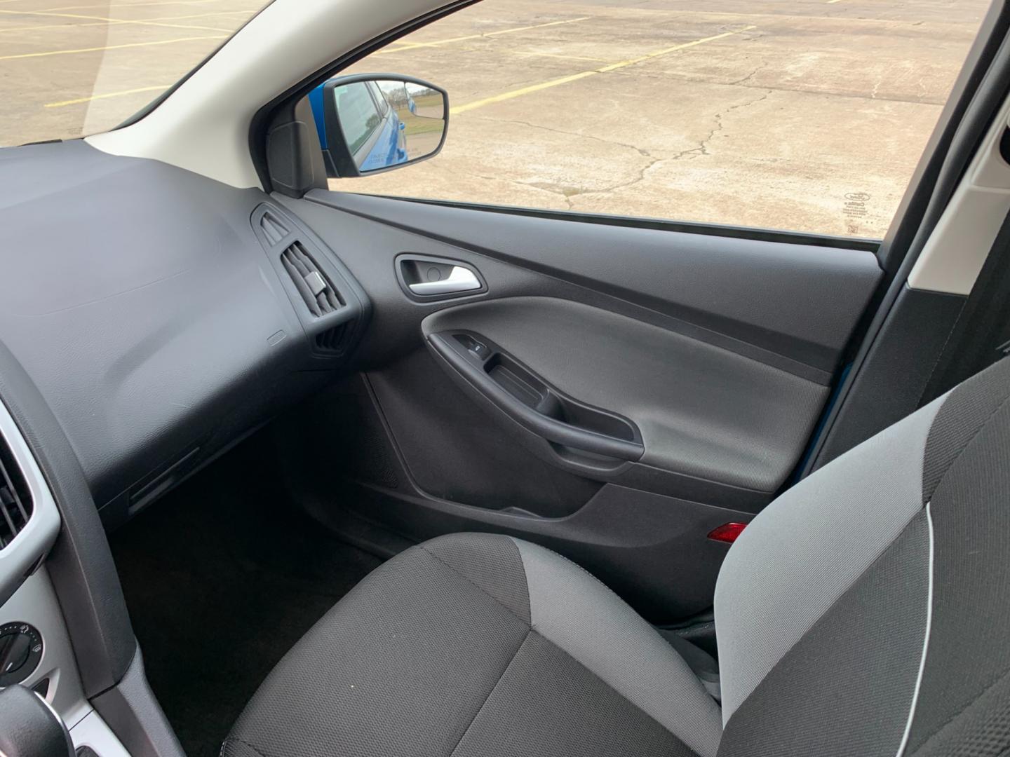 2014 BLUE Ford Focus SE Sedan (1FADP3F25EL) with an 2.0L L4 DOHC 16V engine, AUTOMATIC transmission, located at 17760 Hwy 62, Morris, OK, 74445, (918) 733-4887, 35.609104, -95.877060 - Photo#9