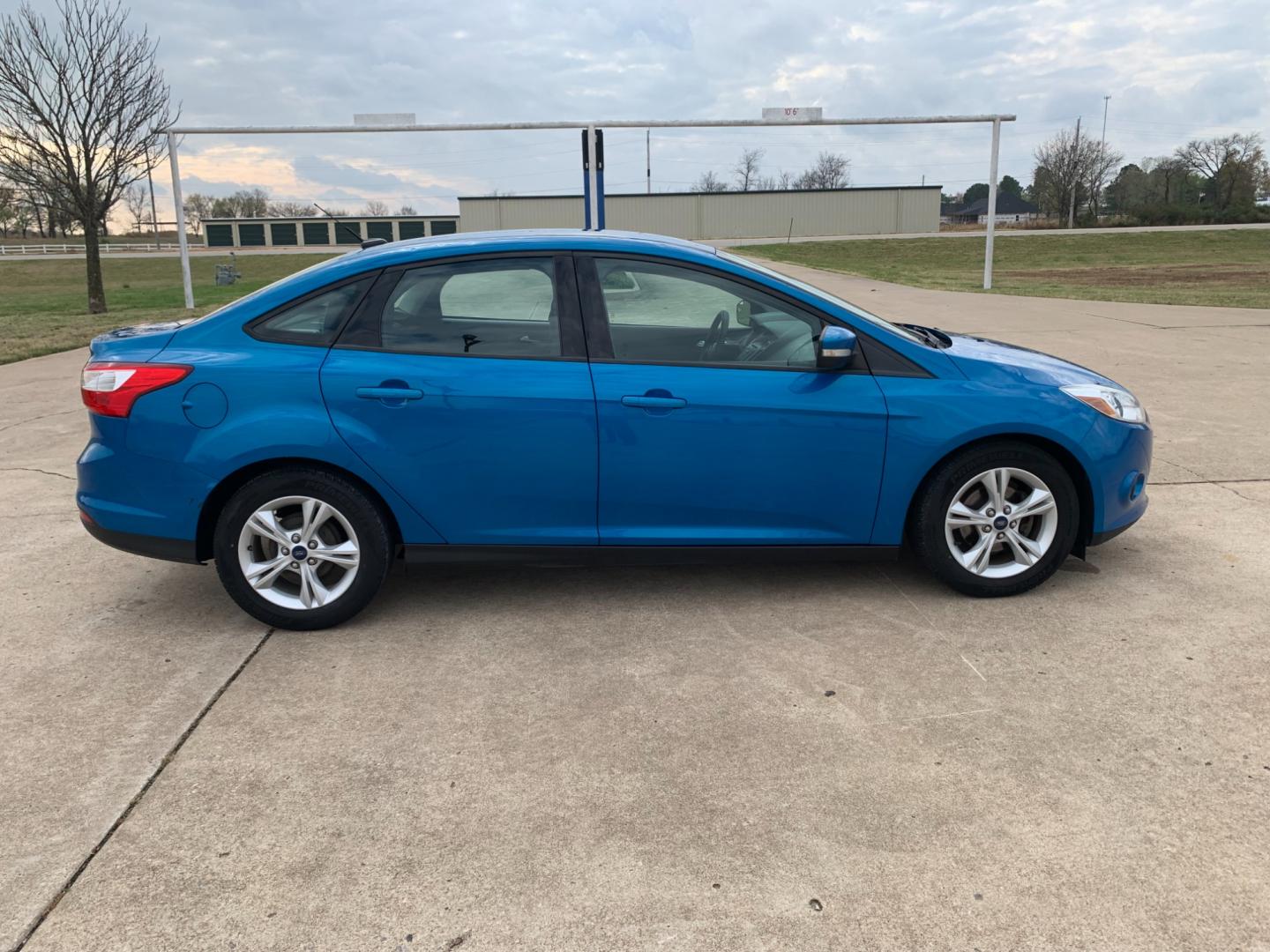 2014 BLUE Ford Focus SE Sedan (1FADP3F25EL) with an 2.0L L4 DOHC 16V engine, AUTOMATIC transmission, located at 17760 Hwy 62, Morris, OK, 74445, (918) 733-4887, 35.609104, -95.877060 - Photo#3