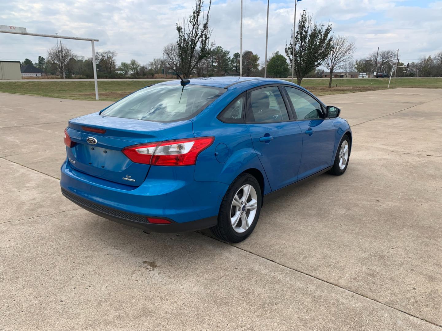 2014 BLUE Ford Focus SE Sedan (1FADP3F25EL) with an 2.0L L4 DOHC 16V engine, AUTOMATIC transmission, located at 17760 Hwy 62, Morris, OK, 74445, (918) 733-4887, 35.609104, -95.877060 - Photo#4