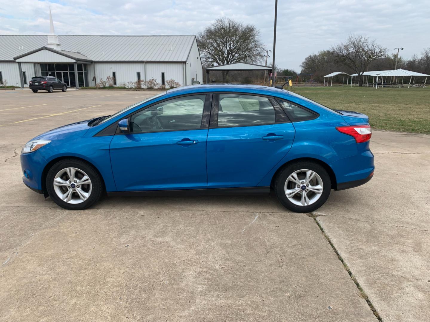 2014 BLUE Ford Focus SE Sedan (1FADP3F25EL) with an 2.0L L4 DOHC 16V engine, AUTOMATIC transmission, located at 17760 Hwy 62, Morris, OK, 74445, (918) 733-4887, 35.609104, -95.877060 - Photo#7