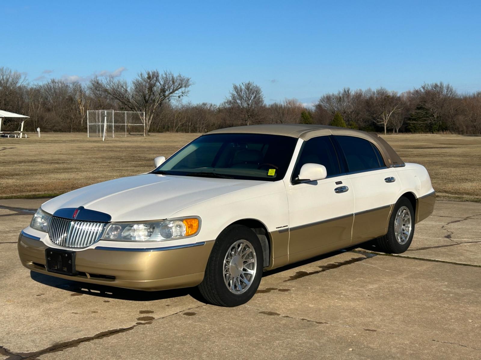 2001 White Lincoln Town Car Signature (1LNHM82WX1Y) with an 4.6L V8 SOHC 16V engine, 4-Speed Automatic Overdrive transmission, located at 17760 Hwy 62, Morris, OK, 74445, (918) 733-4887, 35.609104, -95.877060 - 2001 LINCOLN TOWNCAR SIGNATURE HAS A 4.6L V8 AND IS RWD. FEATURES KEYLESS ENTRY, KEYLESS ENTRY REMOTE, POWER LOCKS, POWER SEATS, POWER WINDOWS, POWER MIRRORS, 6 DISC CD PLAYER, CASSETTE PLAYER, AM/FM STEREO, LEATHER SEATS, MULTIFUNCTION STEERING WHEEL, HANDS-FREE BLUETOOTH CALLING, CRUISE CONTROL, D - Photo #0