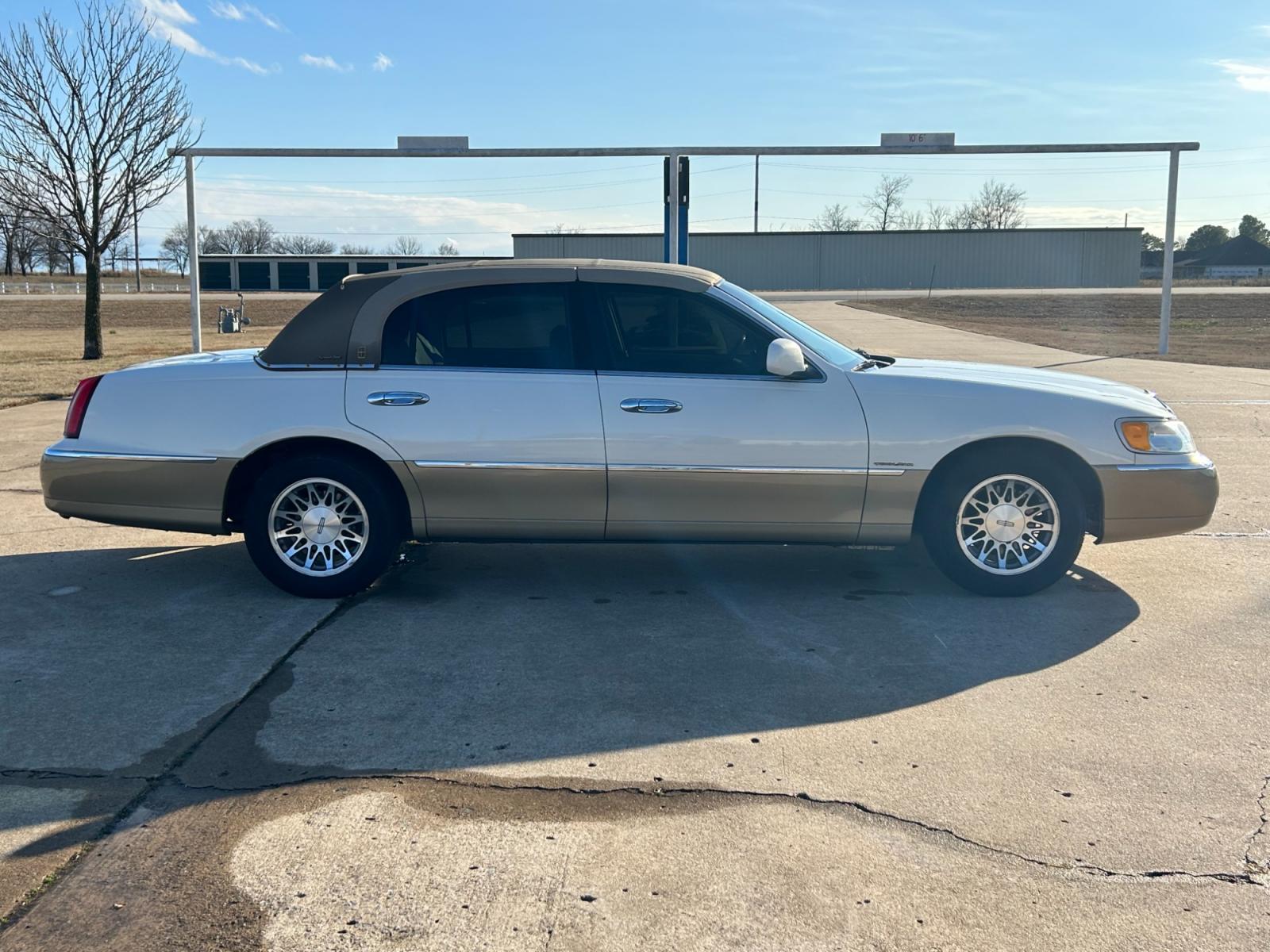 2001 White Lincoln Town Car Signature (1LNHM82WX1Y) with an 4.6L V8 SOHC 16V engine, 4-Speed Automatic Overdrive transmission, located at 17760 Hwy 62, Morris, OK, 74445, (918) 733-4887, 35.609104, -95.877060 - 2001 LINCOLN TOWNCAR SIGNATURE HAS A 4.6L V8 AND IS RWD. FEATURES KEYLESS ENTRY, KEYLESS ENTRY REMOTE, POWER LOCKS, POWER SEATS, POWER WINDOWS, POWER MIRRORS, 6 DISC CD PLAYER, CASSETTE PLAYER, AM/FM STEREO, LEATHER SEATS, MULTIFUNCTION STEERING WHEEL, HANDS-FREE BLUETOOTH CALLING, CRUISE CONTROL, D - Photo #3