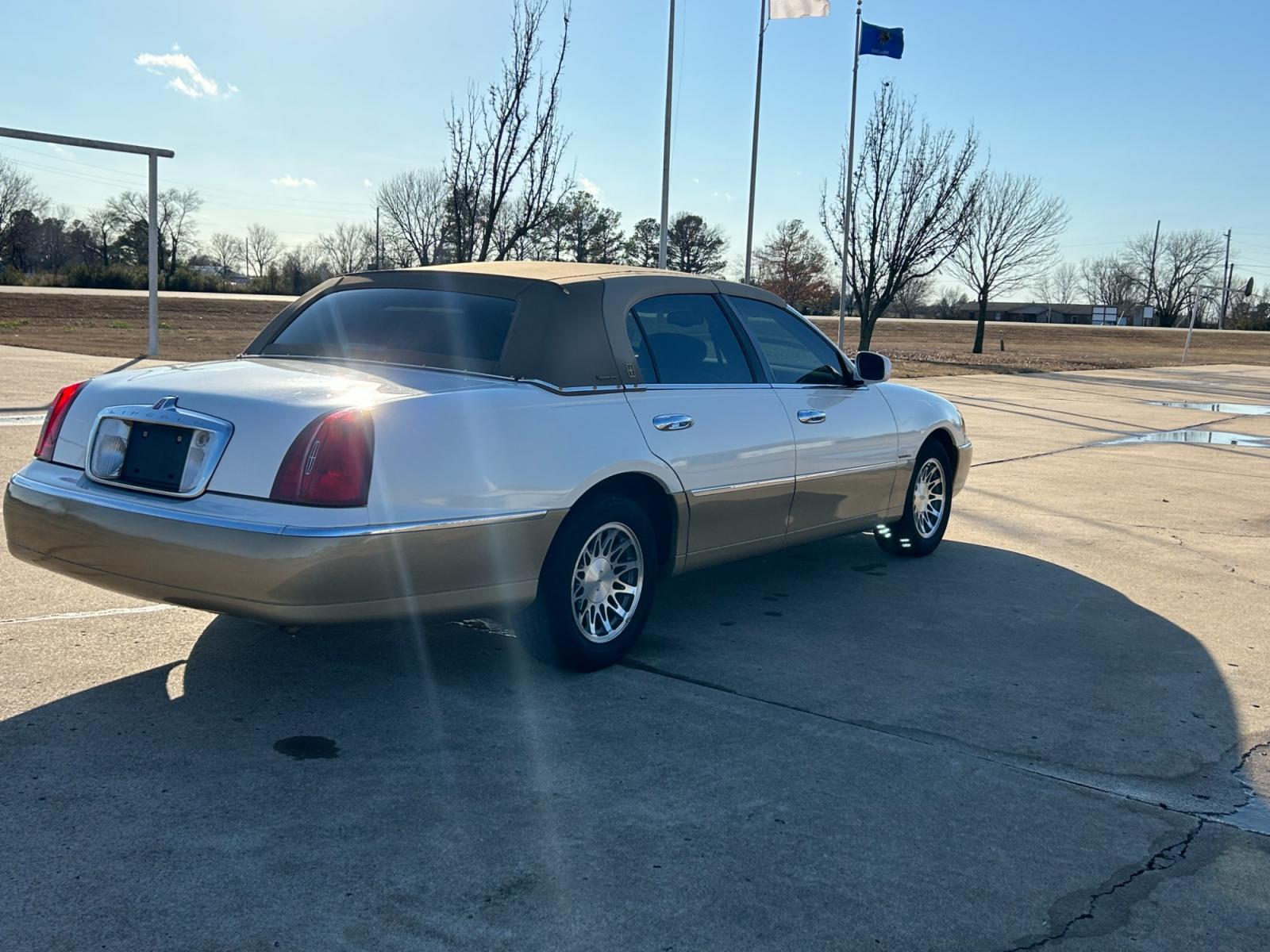 2001 White Lincoln Town Car Signature (1LNHM82WX1Y) with an 4.6L V8 SOHC 16V engine, 4-Speed Automatic Overdrive transmission, located at 17760 Hwy 62, Morris, OK, 74445, (918) 733-4887, 35.609104, -95.877060 - 2001 LINCOLN TOWNCAR SIGNATURE HAS A 4.6L V8 AND IS RWD. FEATURES KEYLESS ENTRY, KEYLESS ENTRY REMOTE, POWER LOCKS, POWER SEATS, POWER WINDOWS, POWER MIRRORS, 6 DISC CD PLAYER, CASSETTE PLAYER, AM/FM STEREO, LEATHER SEATS, MULTIFUNCTION STEERING WHEEL, HANDS-FREE BLUETOOTH CALLING, CRUISE CONTROL, D - Photo #4