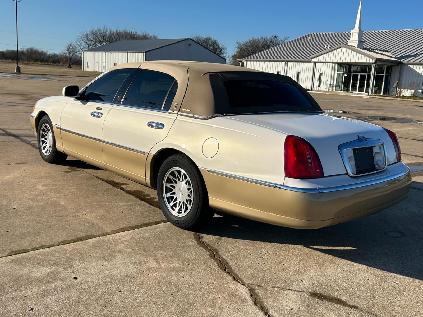 2001 White Lincoln Town Car Signature (1LNHM82WX1Y) with an 4.6L V8 SOHC 16V engine, 4-Speed Automatic Overdrive transmission, located at 17760 Hwy 62, Morris, OK, 74445, (918) 733-4887, 35.609104, -95.877060 - 2001 LINCOLN TOWNCAR SIGNATURE HAS A 4.6L V8 AND IS RWD. FEATURES KEYLESS ENTRY, KEYLESS ENTRY REMOTE, POWER LOCKS, POWER SEATS, POWER WINDOWS, POWER MIRRORS, 6 DISC CD PLAYER, CASSETTE PLAYER, AM/FM STEREO, LEATHER SEATS, MULTIFUNCTION STEERING WHEEL, HANDS-FREE BLUETOOTH CALLING, CRUISE CONTROL, D - Photo #6