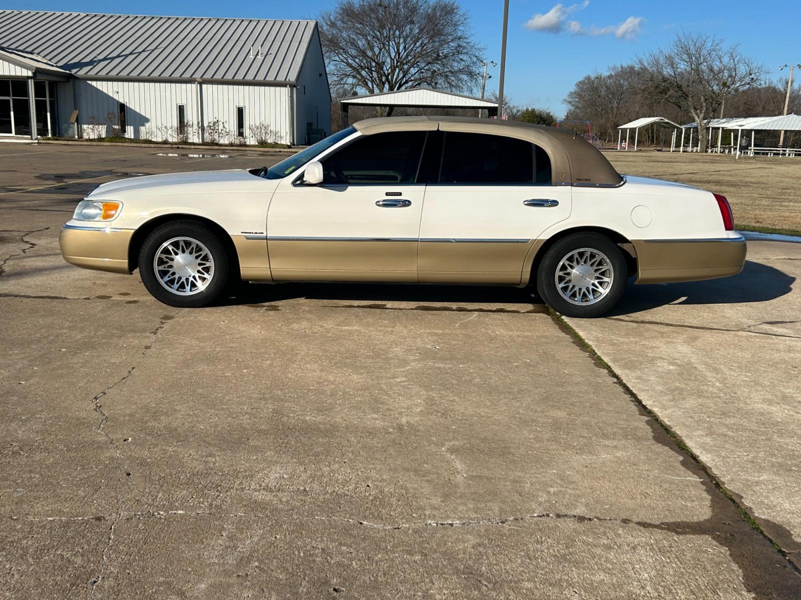 2001 White Lincoln Town Car Signature (1LNHM82WX1Y) with an 4.6L V8 SOHC 16V engine, 4-Speed Automatic Overdrive transmission, located at 17760 Hwy 62, Morris, OK, 74445, (918) 733-4887, 35.609104, -95.877060 - 2001 LINCOLN TOWNCAR SIGNATURE HAS A 4.6L V8 AND IS RWD. FEATURES KEYLESS ENTRY, KEYLESS ENTRY REMOTE, POWER LOCKS, POWER SEATS, POWER WINDOWS, POWER MIRRORS, 6 DISC CD PLAYER, CASSETTE PLAYER, AM/FM STEREO, LEATHER SEATS, MULTIFUNCTION STEERING WHEEL, HANDS-FREE BLUETOOTH CALLING, CRUISE CONTROL, D - Photo #7