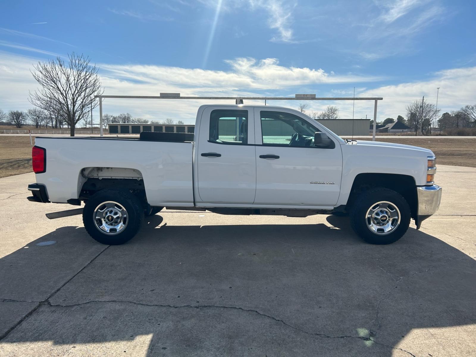 2015 White Chevrolet Silverado 2500HD Work Truck Double Cab 2WD (1GC2CUEB5FZ) with an 6.0L V8 OHV 16V CNG engine, 6A transmission, located at 17760 Hwy 62, Morris, OK, 74445, (918) 733-4887, 35.609104, -95.877060 - 2015 CHEVY SILVERADO 2500HD HAS THE 6.0L V8 AND IS RWD. THIS IS A BI-FUEL TRUCK THAT RUNS ON BOTH CNG OR GASOLINE, FEATURES REMOTE KEYLESS ENTRY, POWER LOCKS, POWER WINDOWS, POWER MIRRORS, MANUAL SEATS, AM/FM STEREO, USB PORT, AUX PORT, LEATHER SEATS, TRACTION CONTROL, BEDLINER, FACTORY-EQUIPPED TRA - Photo #4