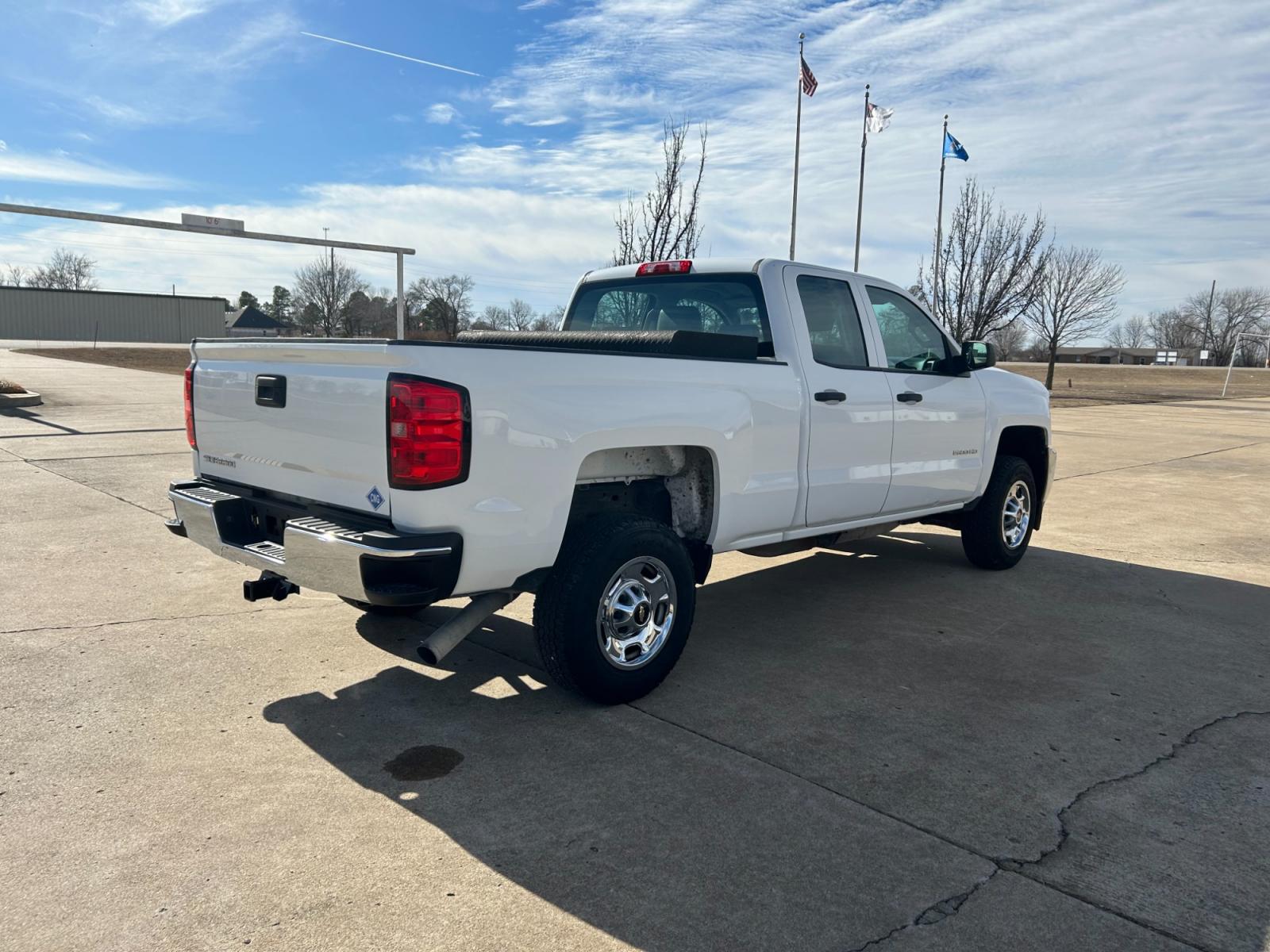 2015 White Chevrolet Silverado 2500HD Work Truck Double Cab 2WD (1GC2CUEB5FZ) with an 6.0L V8 OHV 16V CNG engine, 6A transmission, located at 17760 Hwy 62, Morris, OK, 74445, (918) 733-4887, 35.609104, -95.877060 - 2015 CHEVY SILVERADO 2500HD HAS THE 6.0L V8 AND IS RWD. THIS IS A BI-FUEL TRUCK THAT RUNS ON BOTH CNG OR GASOLINE, FEATURES REMOTE KEYLESS ENTRY, POWER LOCKS, POWER WINDOWS, POWER MIRRORS, MANUAL SEATS, AM/FM STEREO, USB PORT, AUX PORT, LEATHER SEATS, TRACTION CONTROL, BEDLINER, FACTORY-EQUIPPED TRA - Photo #5
