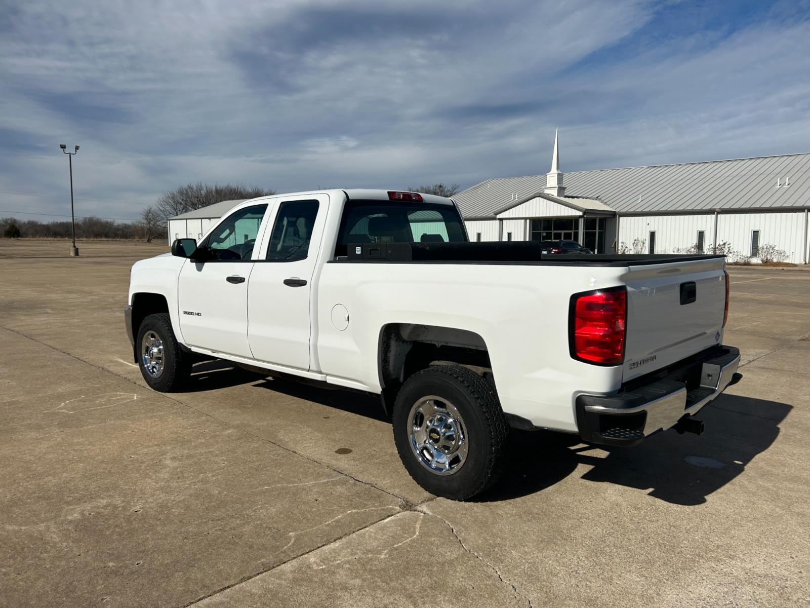 2015 White Chevrolet Silverado 2500HD Work Truck Double Cab 2WD (1GC2CUEB5FZ) with an 6.0L V8 OHV 16V CNG engine, 6A transmission, located at 17760 Hwy 62, Morris, OK, 74445, (918) 733-4887, 35.609104, -95.877060 - 2015 CHEVY SILVERADO 2500HD HAS THE 6.0L V8 AND IS RWD. THIS IS A BI-FUEL TRUCK THAT RUNS ON BOTH CNG OR GASOLINE, FEATURES REMOTE KEYLESS ENTRY, POWER LOCKS, POWER WINDOWS, POWER MIRRORS, MANUAL SEATS, AM/FM STEREO, USB PORT, AUX PORT, LEATHER SEATS, TRACTION CONTROL, BEDLINER, FACTORY-EQUIPPED TRA - Photo #7