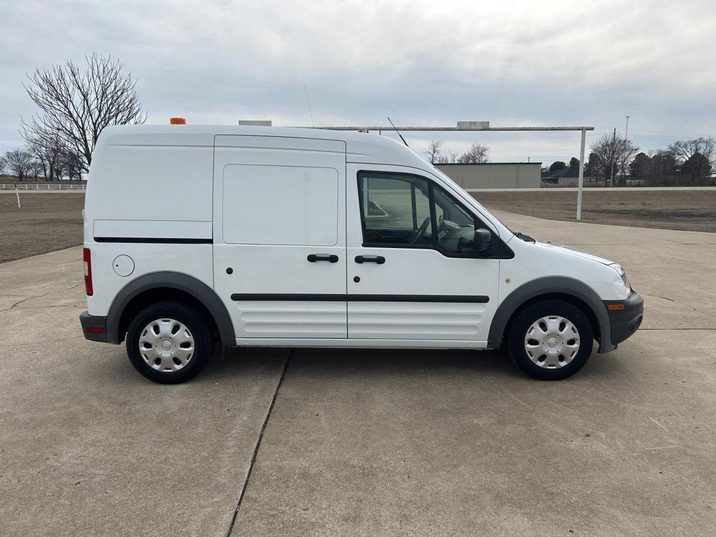 2013 White /Gray Ford Transit Connect XL (NM0LS7AN8DT) with an 2.0L L4 DOHC 16V engine, 4-Speed Automatic transmission, located at 17760 Hwy 62, Morris, OK, 74445, (918) 733-4887, 35.609104, -95.877060 - 2013 FORD TRANSIT CONNECT HAS A 2.0L AND FWD. THIS VAN IS A BI-FUEL THAT RUNS ON BOTH GASOLINE OR COMPRESSED NATURAL GAS (CNG). FEATURES, MANUEL WINDOWS, MANUAL MIRRORS, MANUAL SEATS, CLOTH INTERIOR, MANUAL LOCKS, BACKUP CAMERA, AND AM/FM STEREO. EQUIPPED WITH A BI-FUEL CNG FUEL SYSTEM. IT RUNS ON - Photo#2
