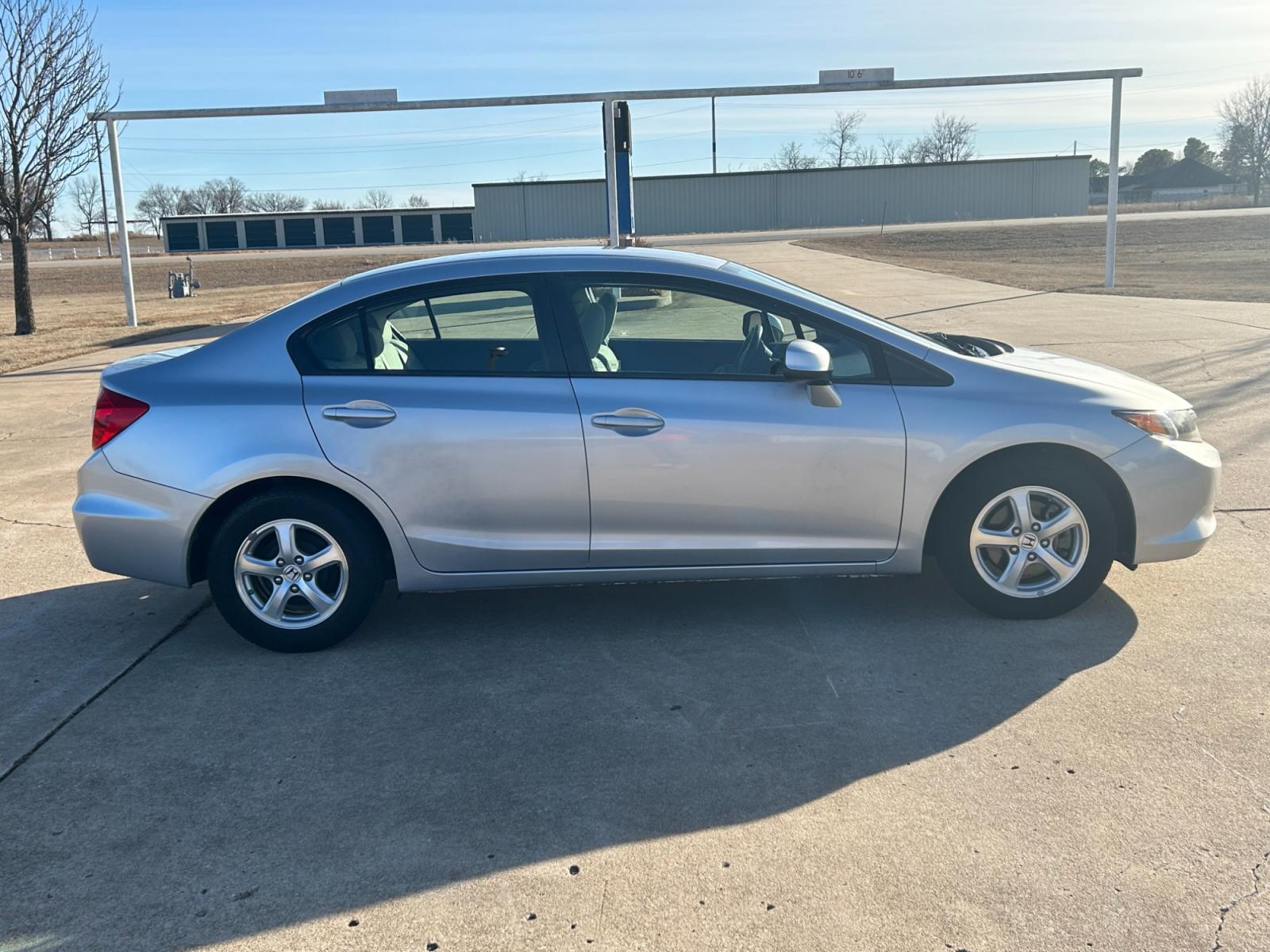 2012 Silver Honda Civic CNG Sedan 5-Speed AT (19XFB5F59CE) with an 1.8L L4 SOHC 16V CNG engine, 5-Speed Automatic transmission, located at 17760 Hwy 62, Morris, OK, 74445, (918) 733-4887, 35.609104, -95.877060 - 2012 HONDA CIVIC 1.8L FWD DEDICATED CNG (COMPRESSED NATURAL GAS) VEHICLE. FEATURES 2 KEYS, REMOTE KEYLESS ENTRY, POWER LOCKS, POWER WINDOWS, POWER MIRRORS, MANUEL SEATS, AM/FM RADIO, CD PLAYER, USB, AUX, BLUETOOTH FOR HANDS-FREE CALLING, 12V POWER OUTLET, CRUISE CONTROL, TRACTION CONTROL, CLOTH SEAT - Photo #3