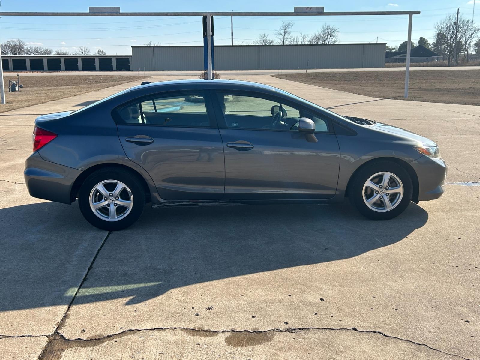 2012 Silver Honda Civic CNG Sedan 5-Speed AT (19XFB5F52CE) with an 1.8L L4 SOHC 16V CNG engine, 5-Speed Automatic transmission, located at 17760 Hwy 62, Morris, OK, 74445, (918) 733-4887, 35.609104, -95.877060 - 2012 HONDA CIVIC 1.8L FWD DEDICATED CNG (COMPRESSED NATURAL GAS) VEHICLE. 2012 HONDA CIVIC FEATURES 2 KEYS, REMOTE KEYLESS ENTRY, POWER LOCKS, POWER WINDOWS, POWER MIRRORS, MANUEL SEATS, TOUCHSCREEN RADIO, AM/FM RADIO, CD PLAYER, USB, AUX, BLUETOOTH FOR HANDS-FREE CALLING, NAVIGATION, 12V POWER OUTL - Photo #4